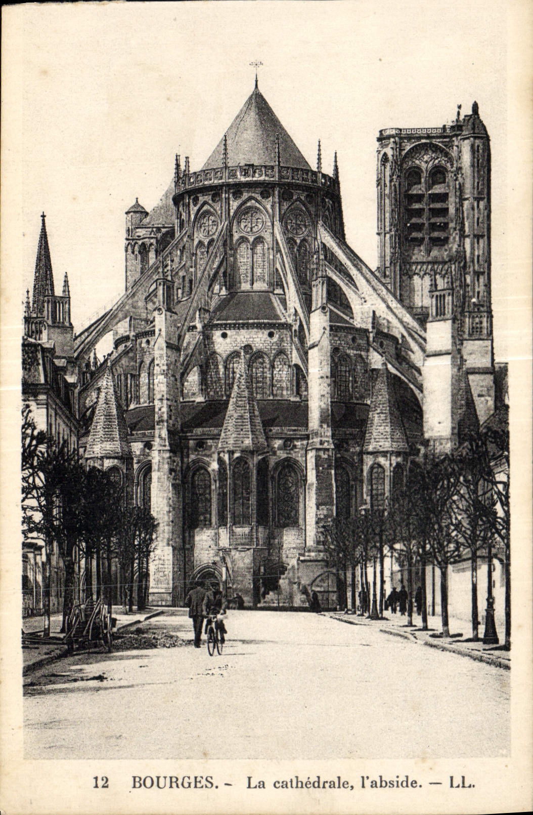 CPA Bourges La Cathedrale l'abside 
