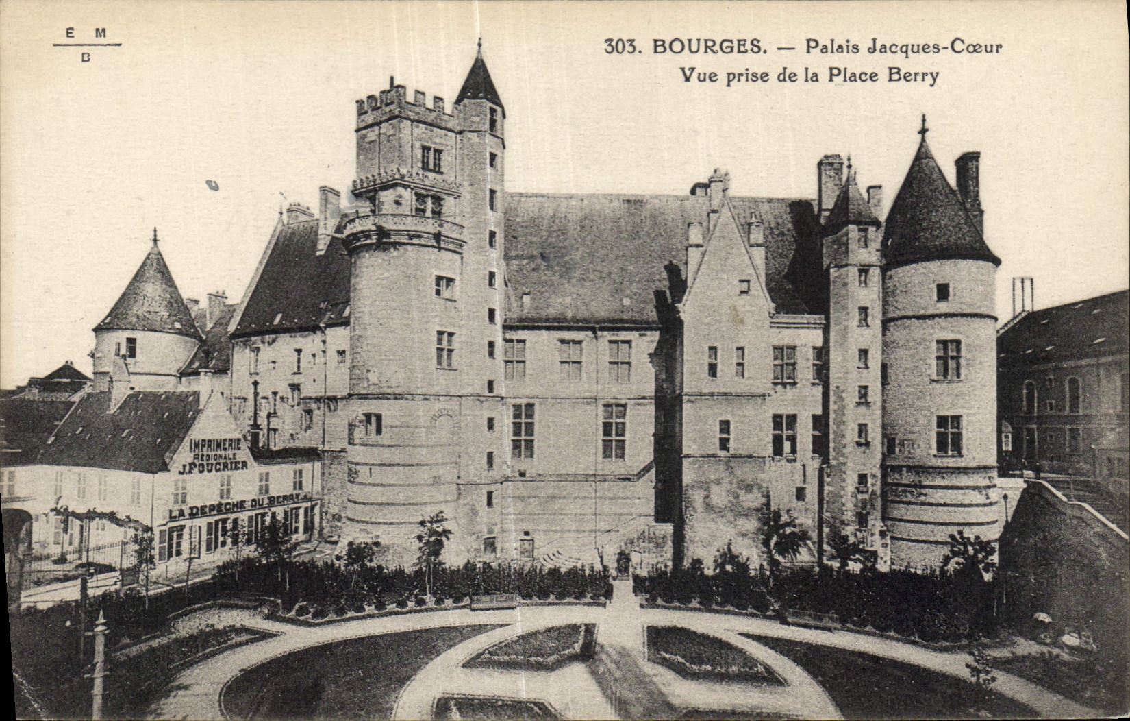 CPA Bourges Palais Jacques Coeur Vue prise de la Place Berry