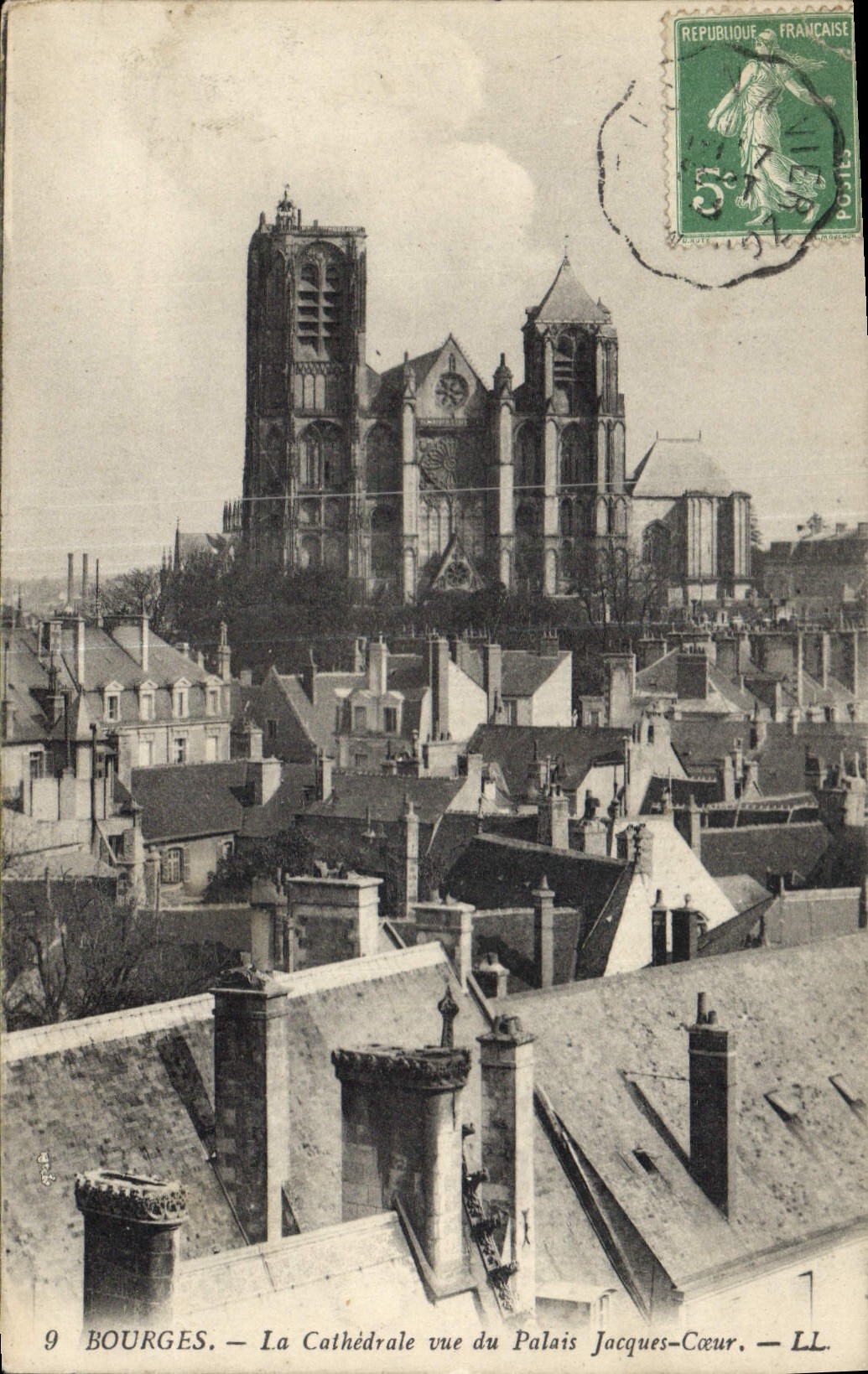 CPA Bourges La Cathedrale vue du Palais Jacques Coeur 