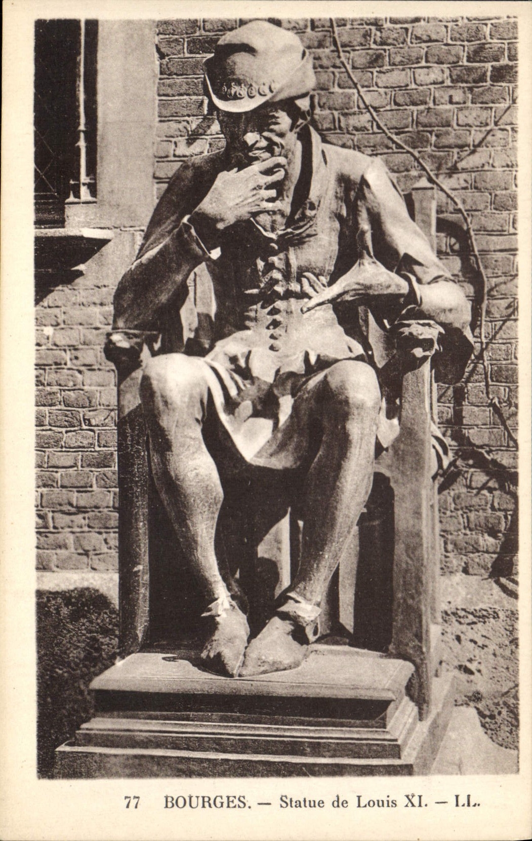 CPA Bourges Statue de Louis 