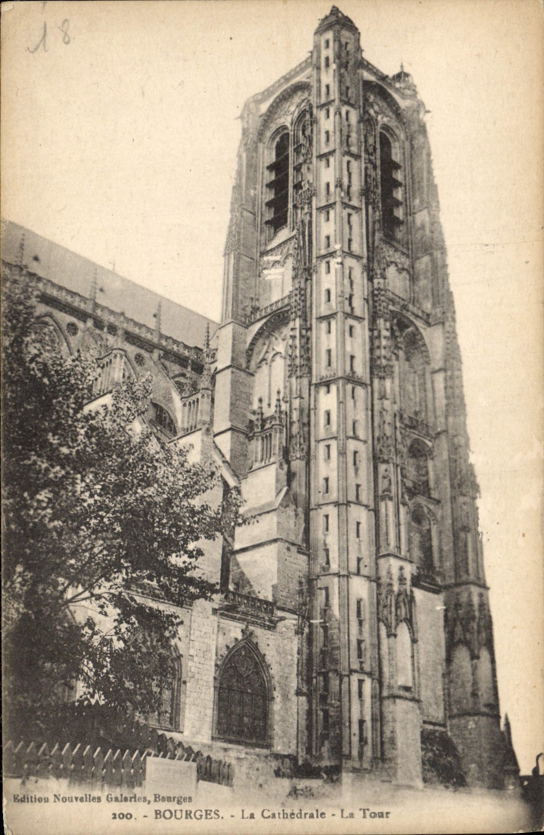 CPA Bourges La Cathedrale La Tour 