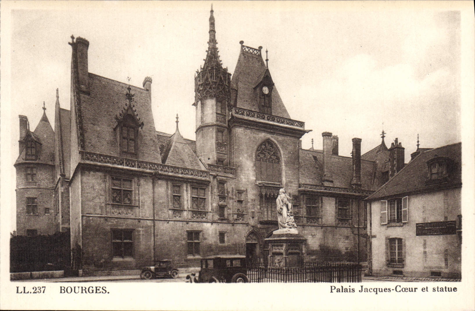 CPA Bourges Palais Jacques Coeur et statue