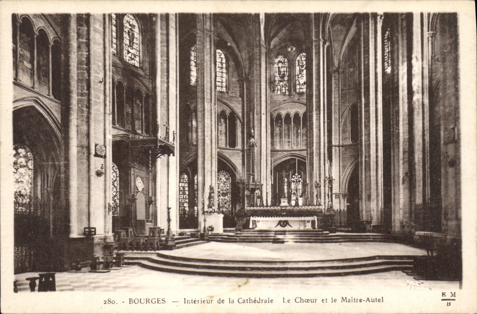 CPA Bourges Interieur de la Cathedrale Le Choeur et le Maitre Autel