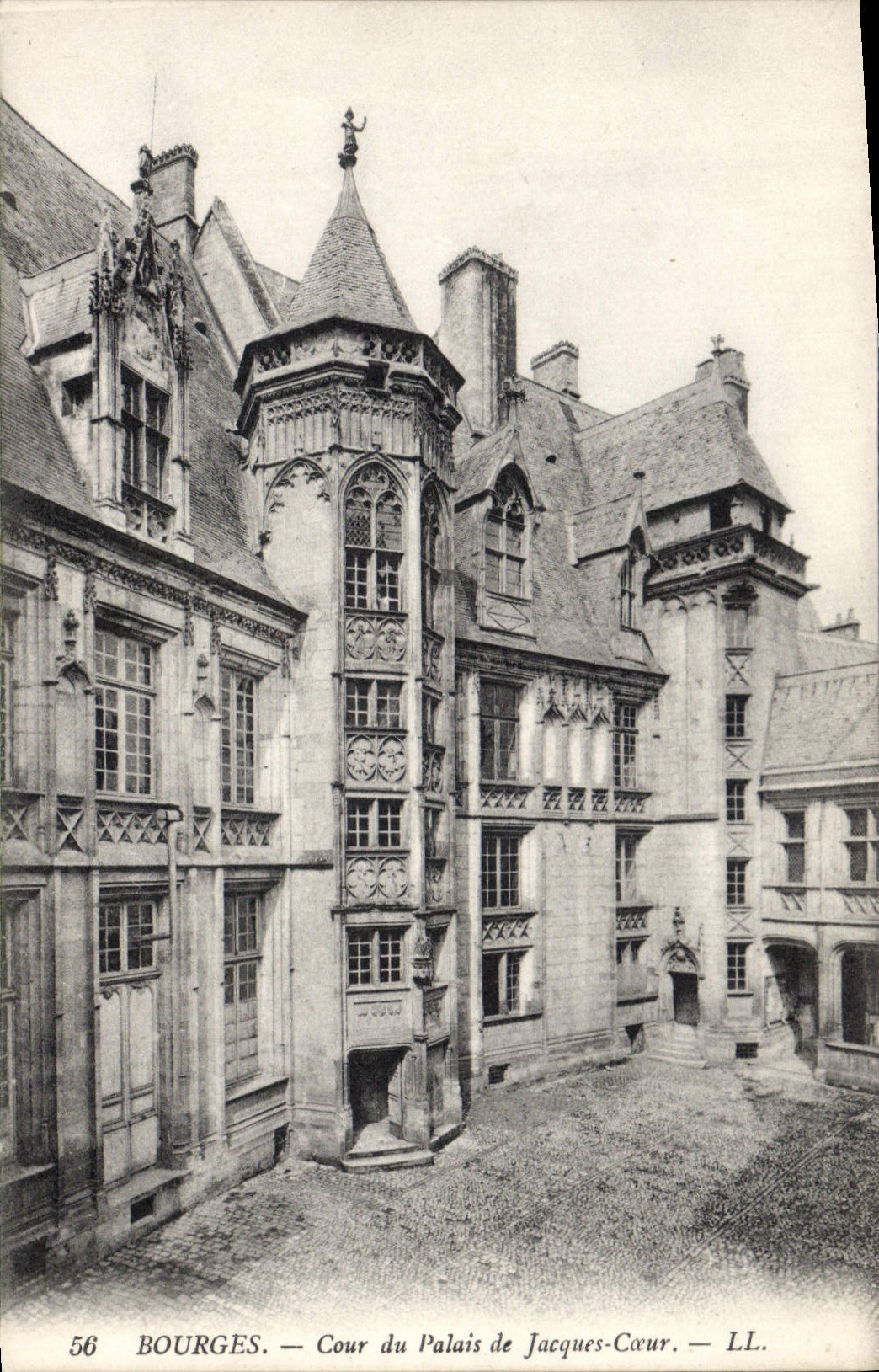 CPA Bourges Cour du Palais de Jacques Coeur