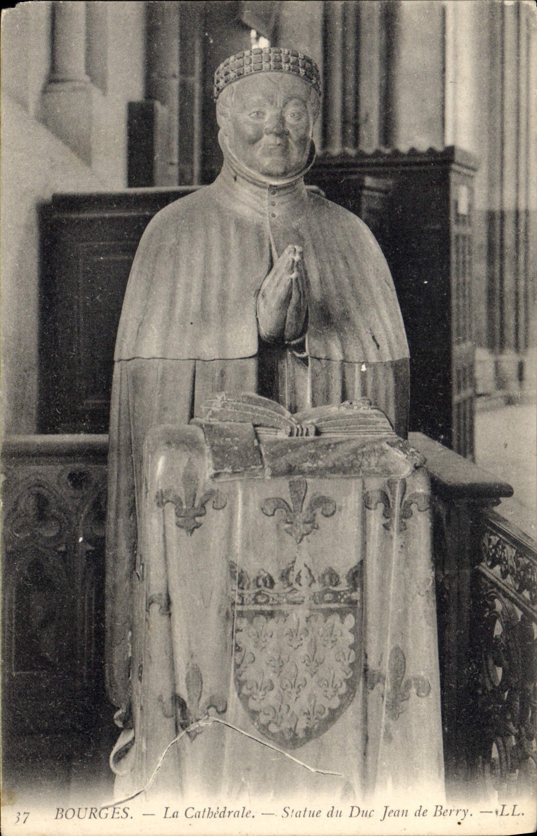 CPA Bourges La Cathedrale Statue du Duc Jean De Berry