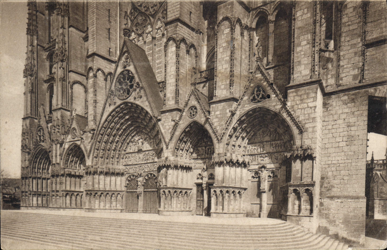 CPA Bourges les Portails de la Cathedrale