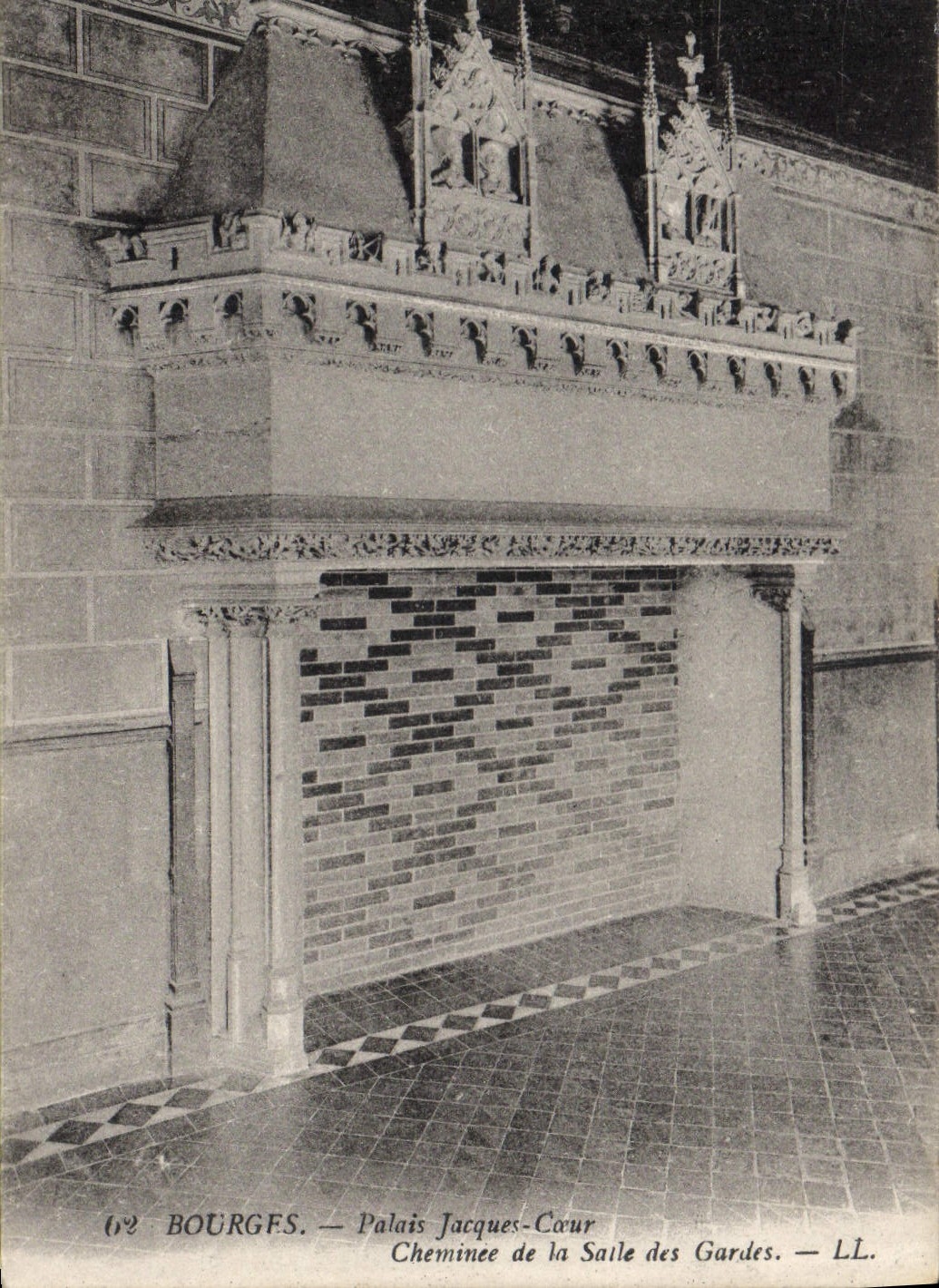 CPA Bourges Palais Jacques Coeur cheminee de la Salle des Gardes