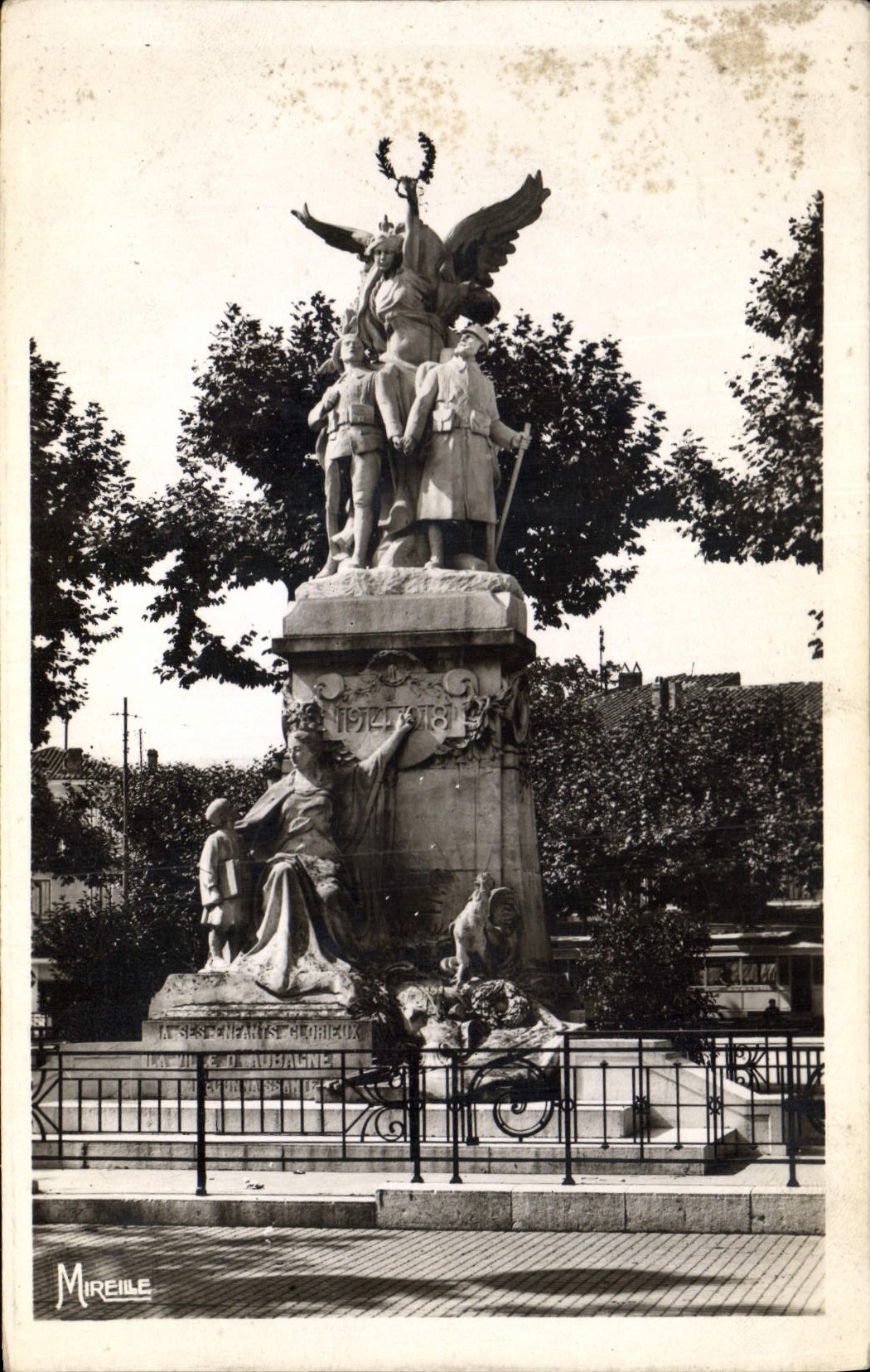 CPA Aubagne le Monument aux Morts 