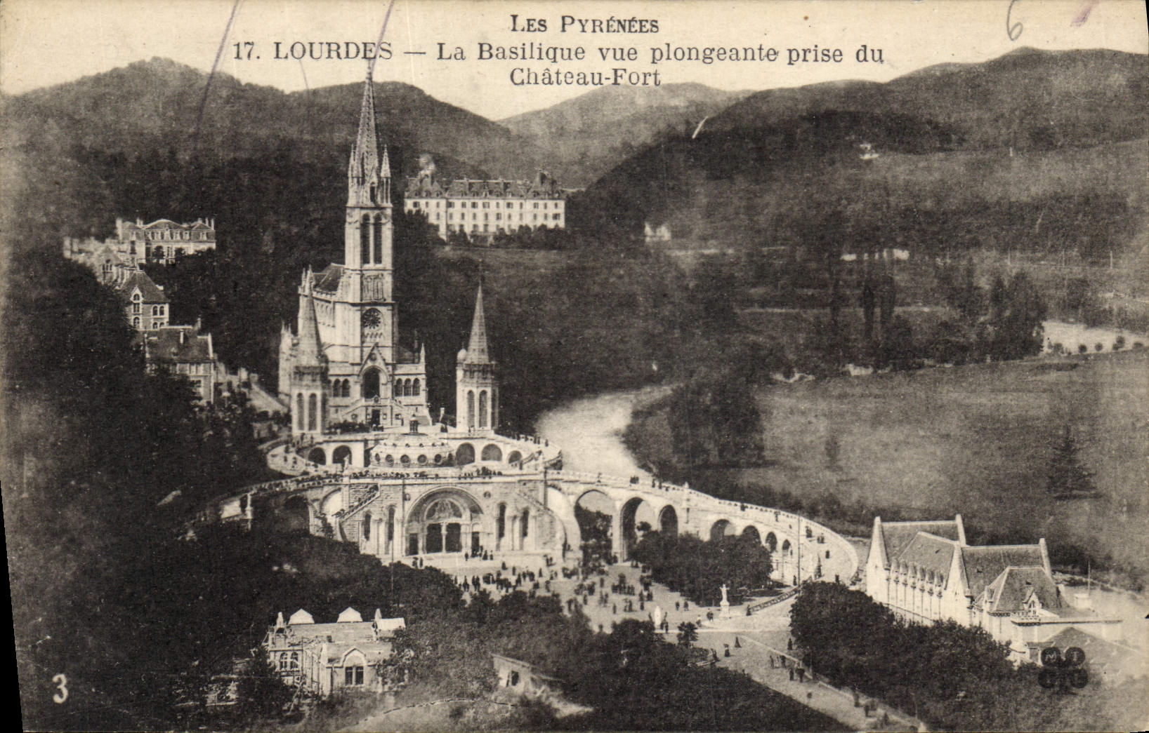 CPA Les Pyrenees Lourdes la Basilique vue plongeante prise du Chateau Fort 
