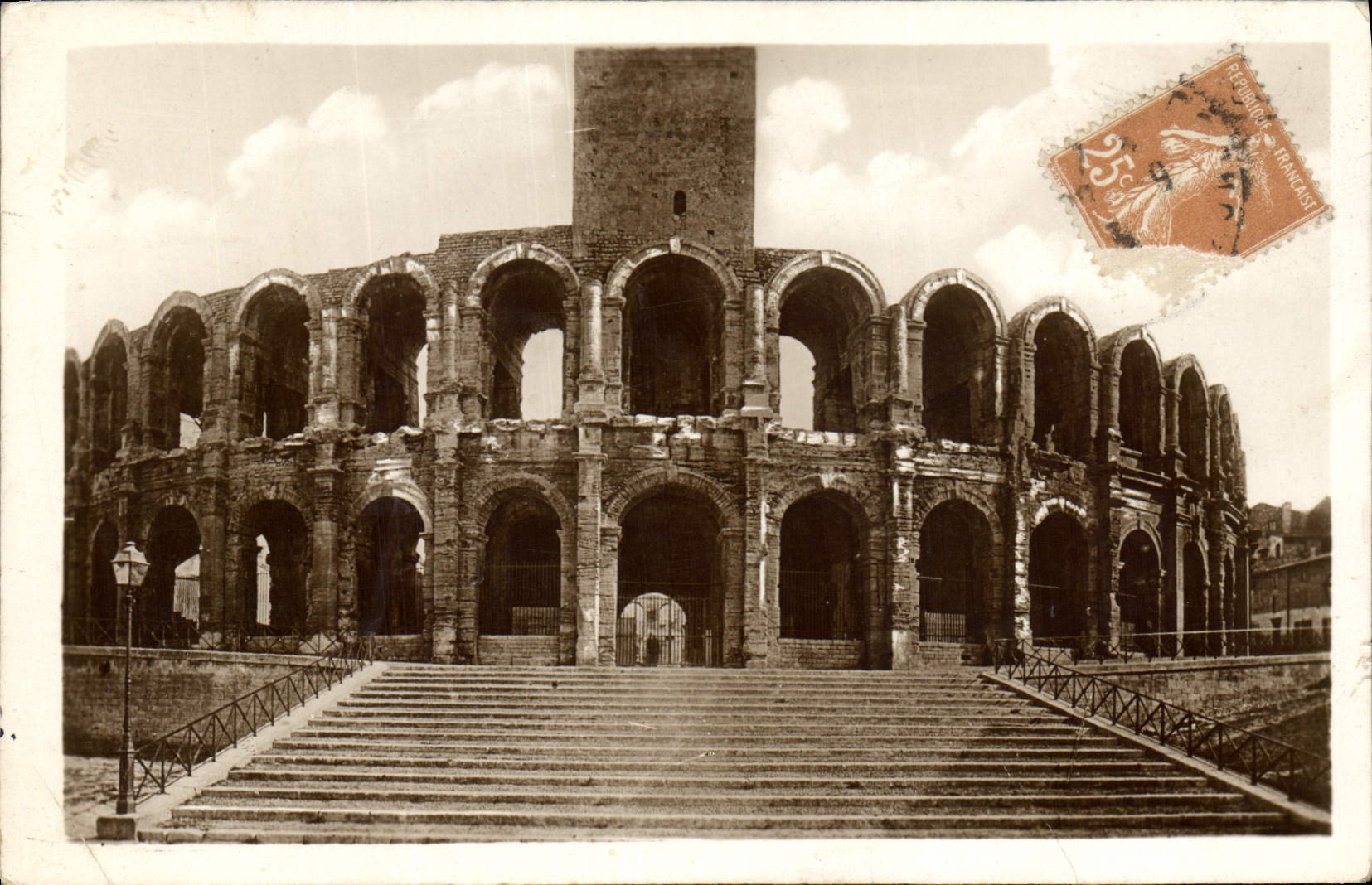 CPA Arles vue exterieure des Arenes 