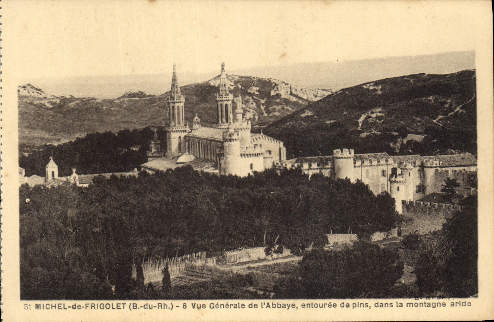 CPA St Michel de Frigolet B du Rh vue generale de l'Abbaye entouree de Pins dans la Montagne aride 