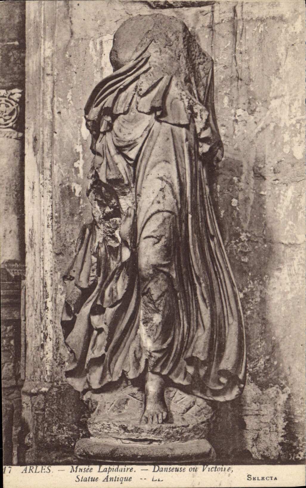CPA Arles Musee Lapidaire Danseuse ou victoire Statue Antique