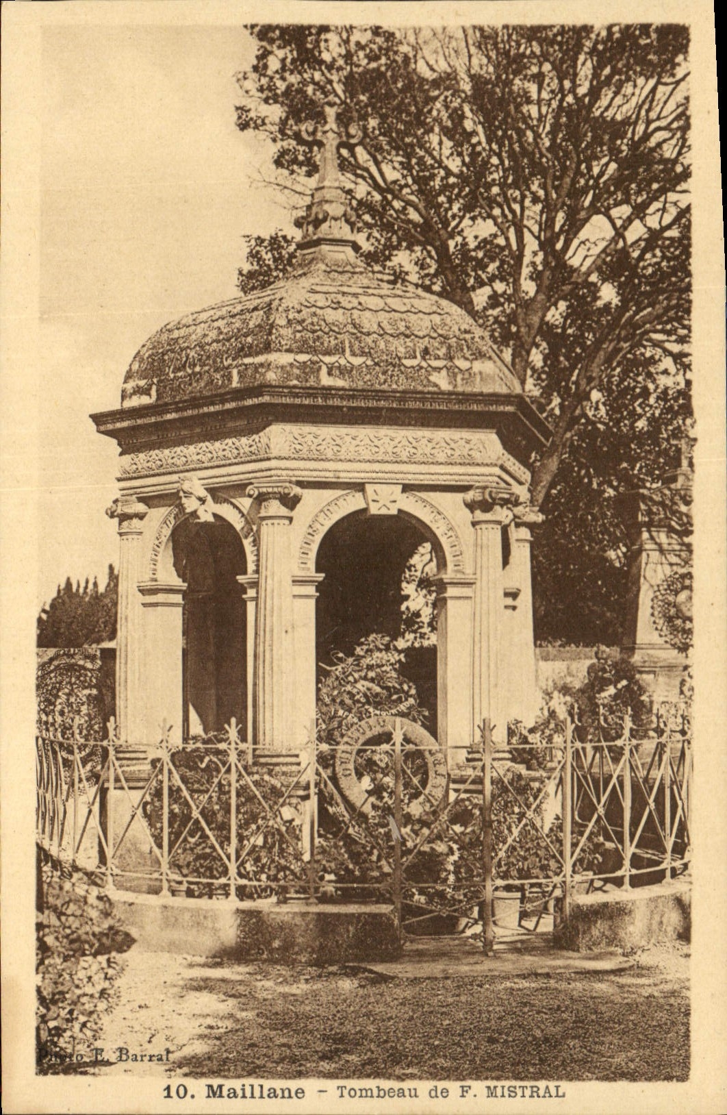CPA Maillane Tombeau de F Mistral 