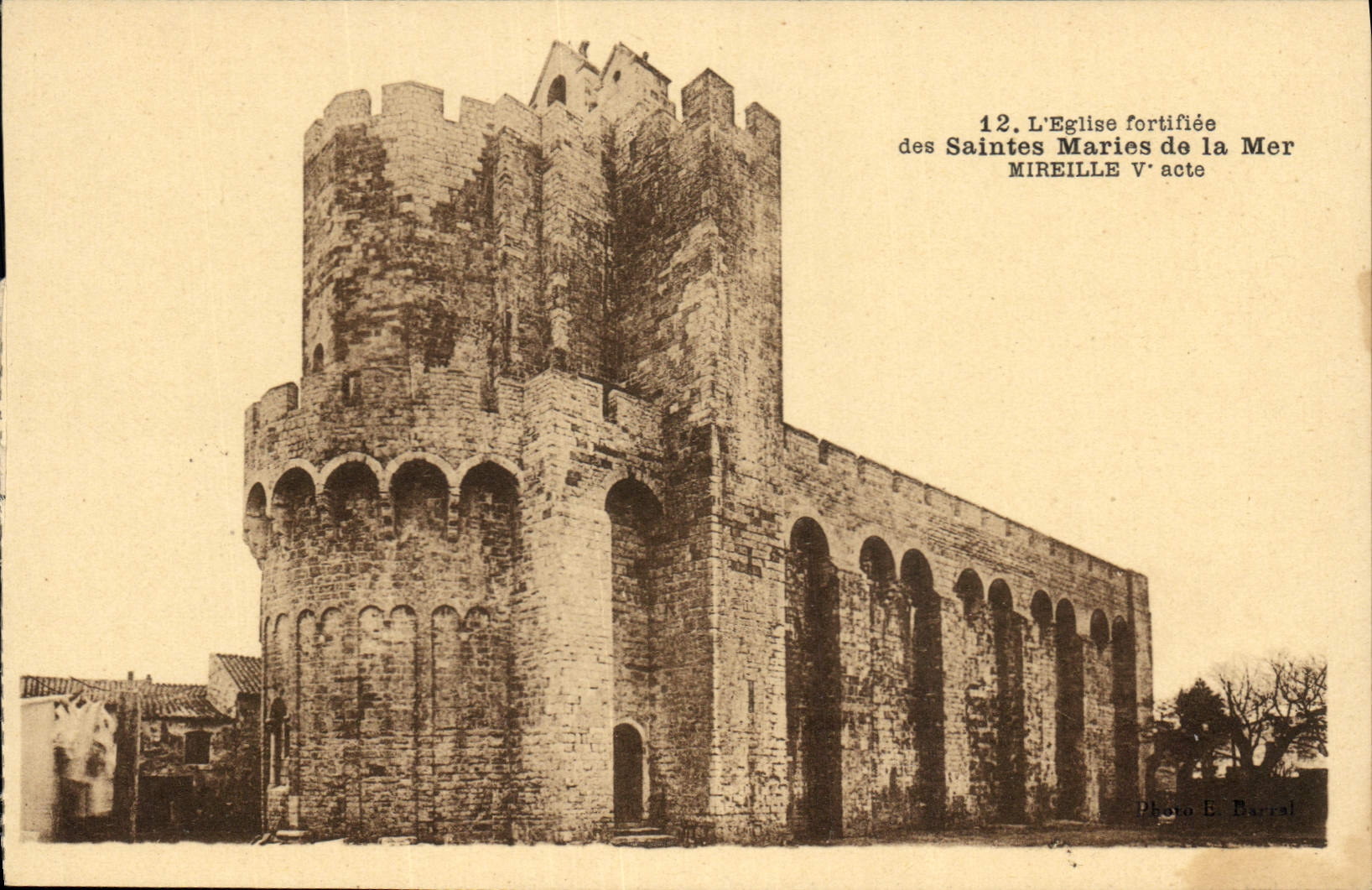 CPA L'Eglise Fortifiee des Saintes Maries de la Mer Mireille V Acte 