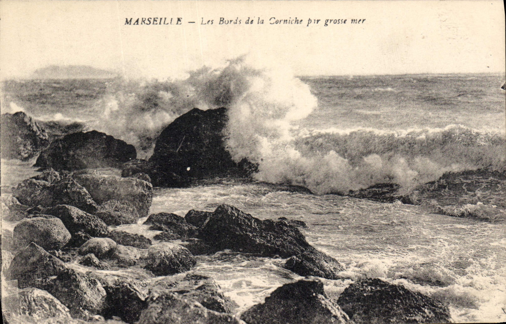 CPA Marseille les Bords de la Corniche par grosse mer 
