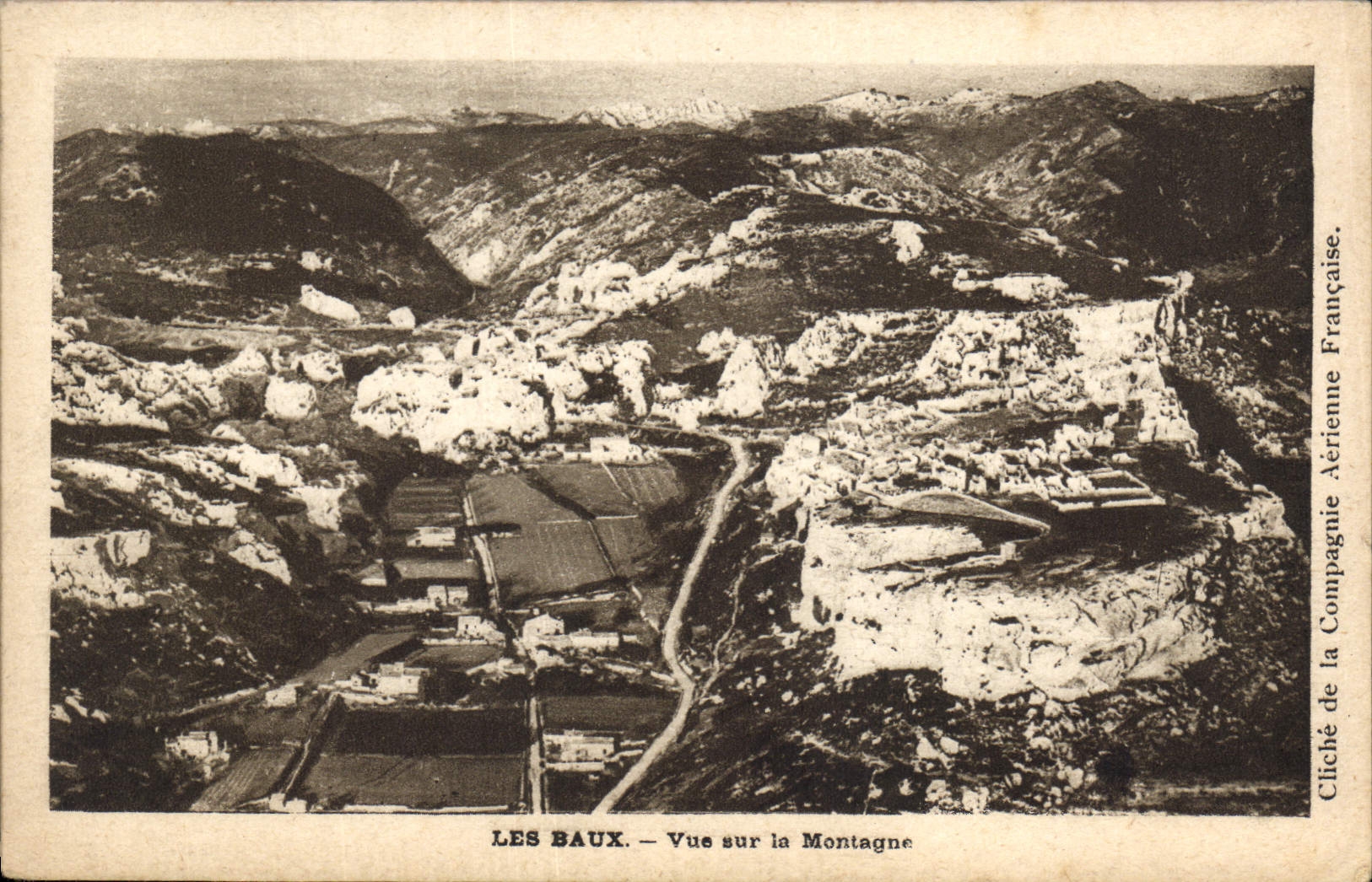 CPA Les Baux vue sur la Montagne 