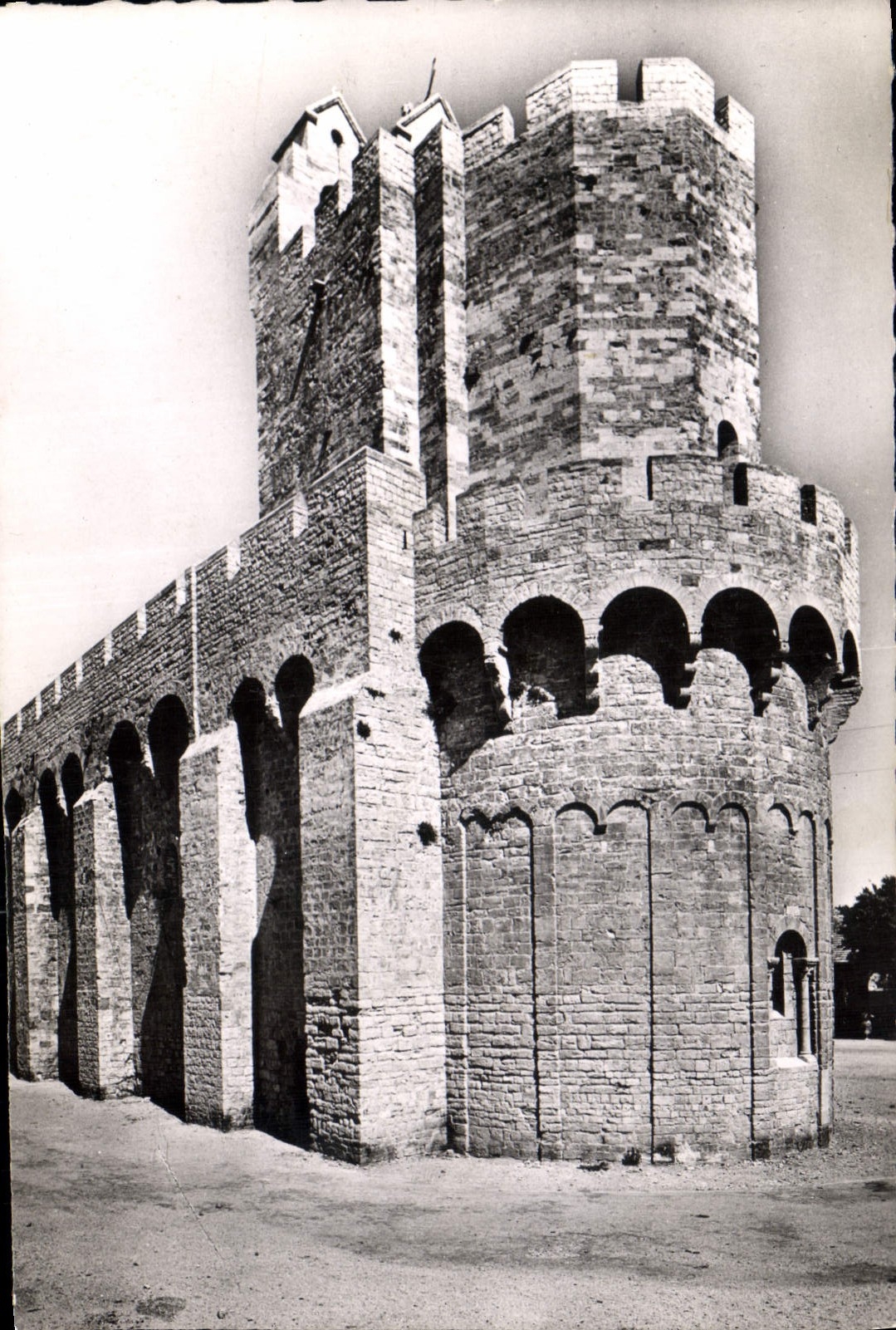 CPA L'eglise fortifiee 