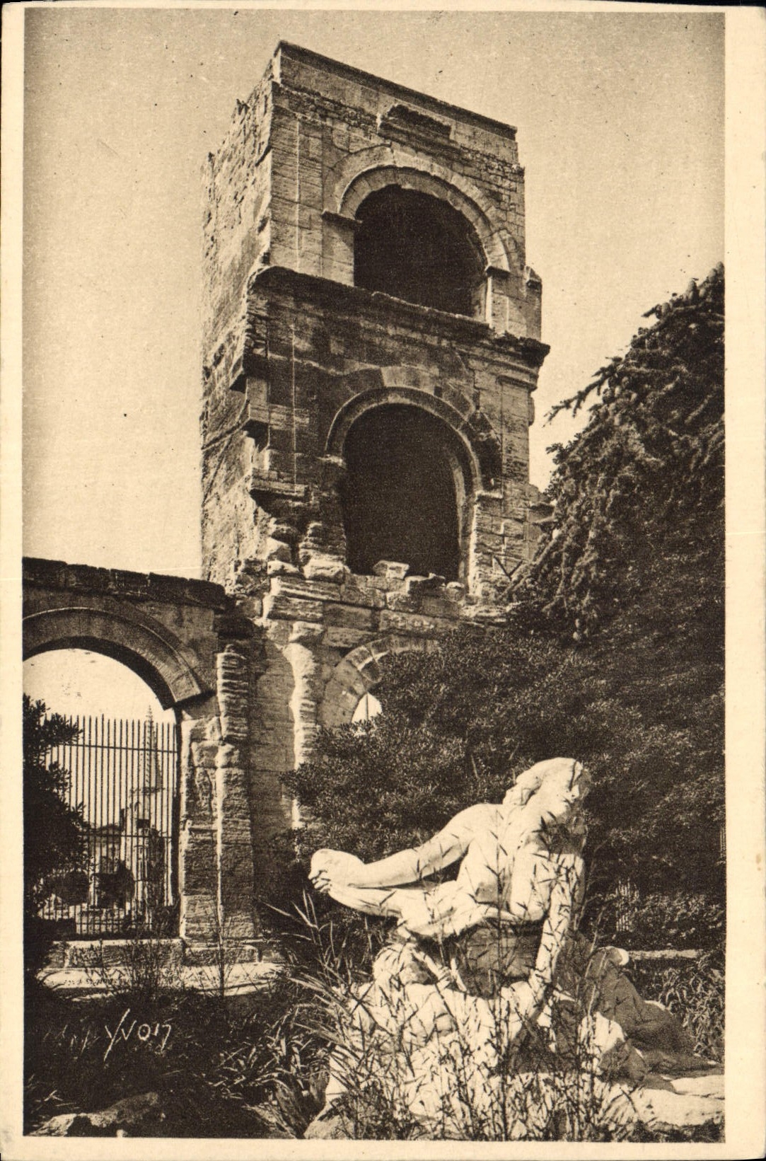 CPA Arles Bouches du Rhone le Theatre Antique et statue de Niobe