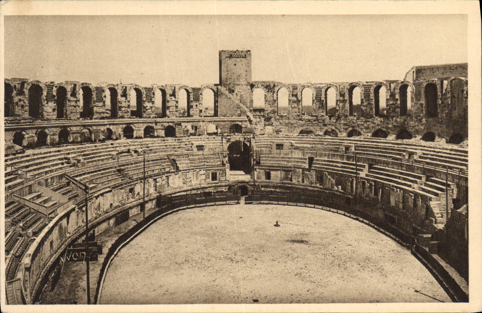 CPA Arles Bouches du Rhone vue generale de l'Interieur des Arenes