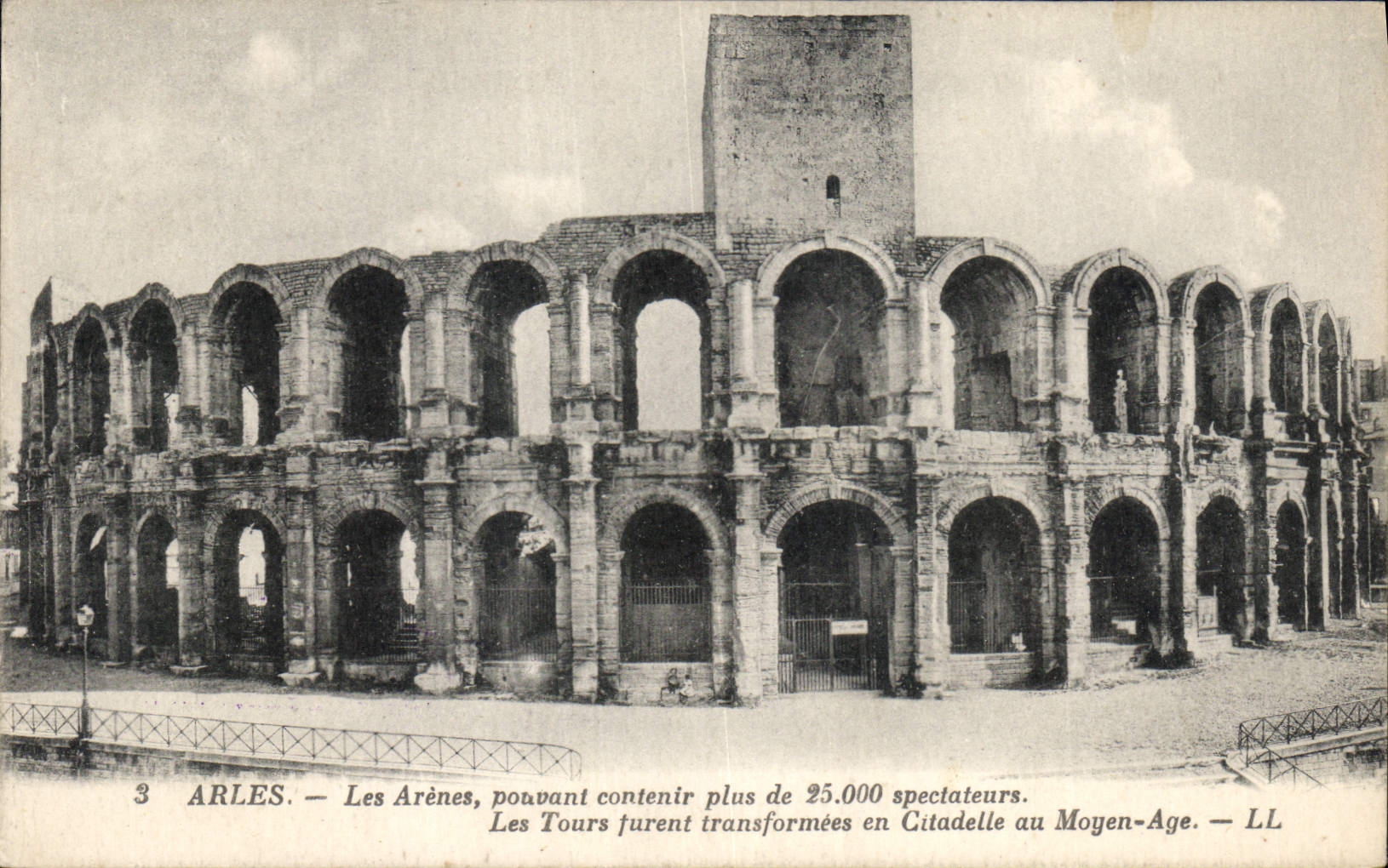 CPA Arles les Arenes les tours furent transformees en Citadelle au Moyen Age 