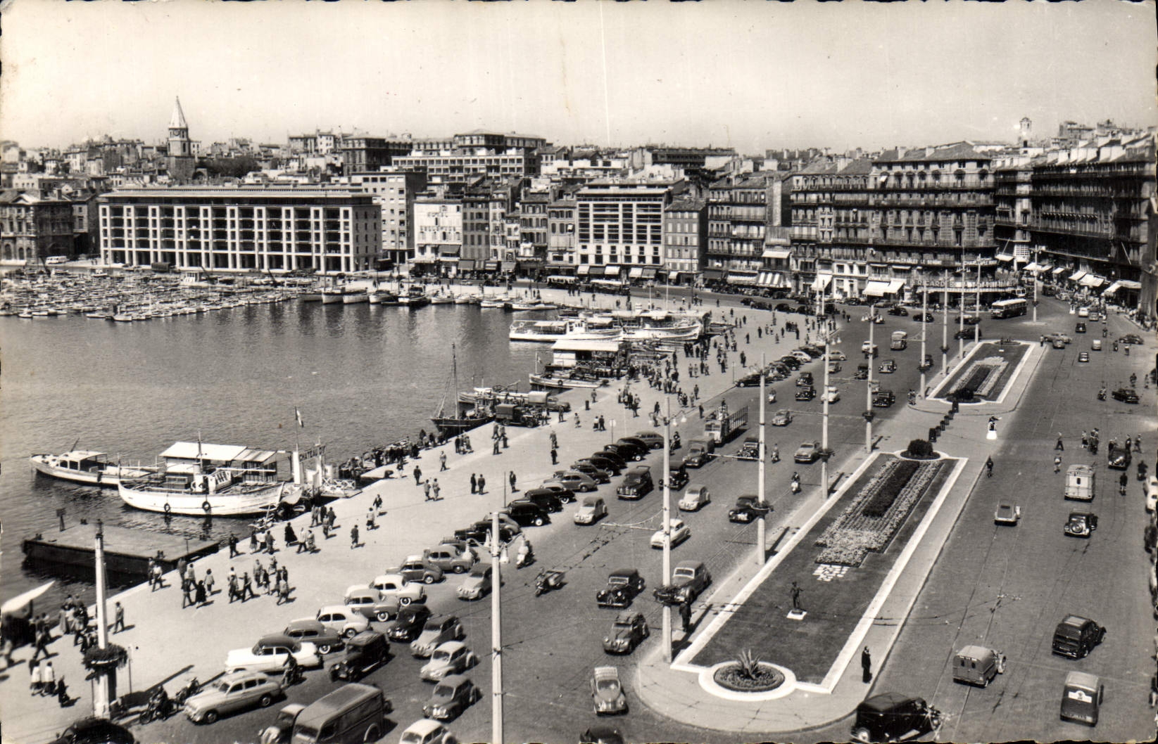CPA Le Carrefour du Monde Marseille Quai des belges et le Nouveau Jardin 