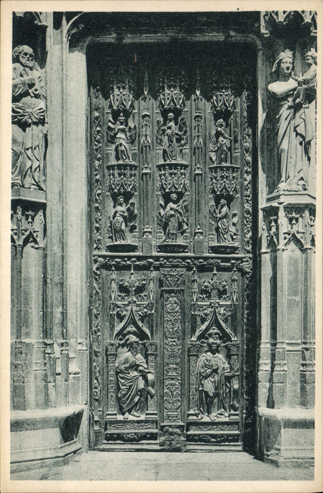 CPA Aix en Provence Porte de la Cathedrale detail des Sculptures