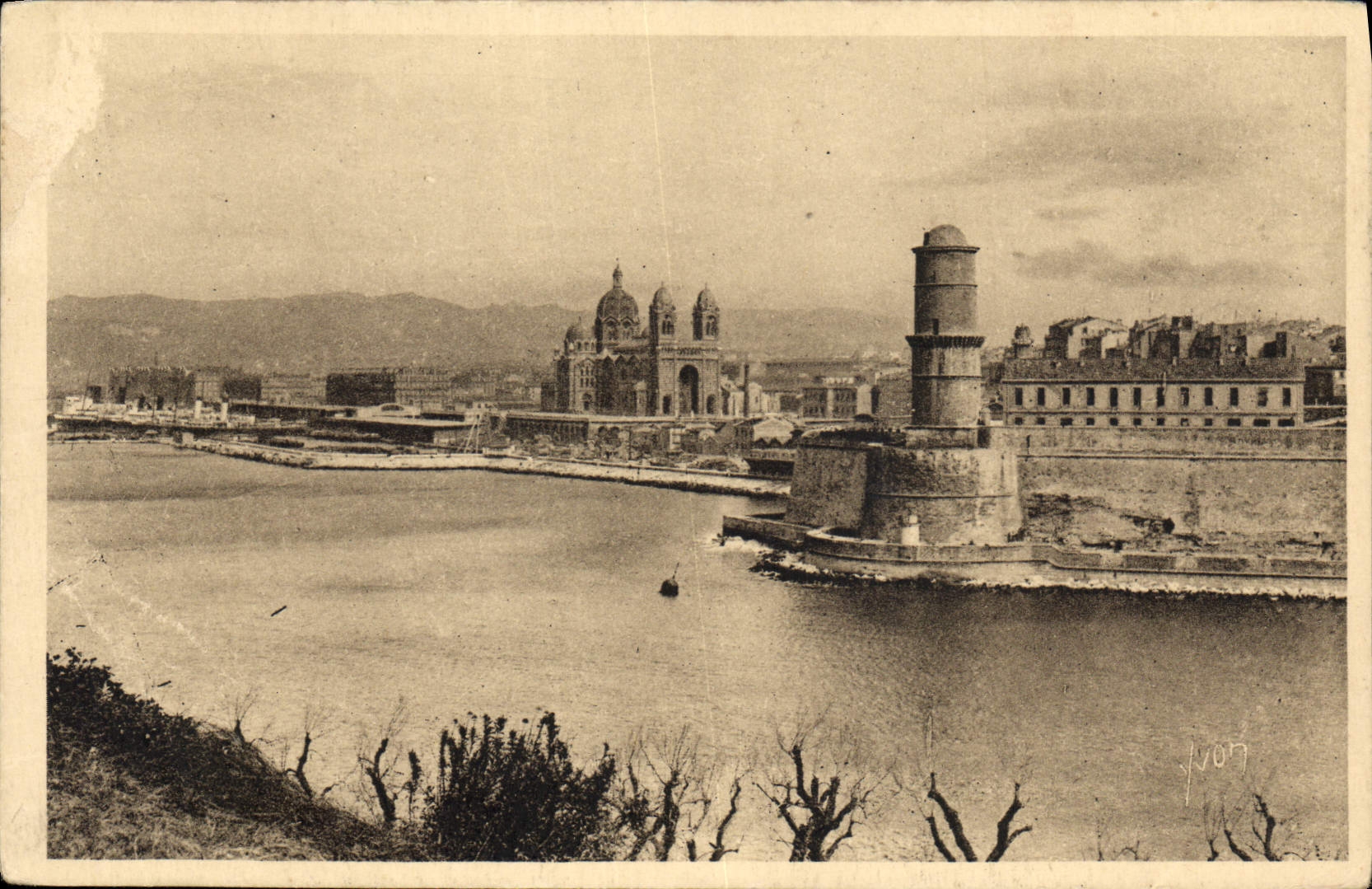 CPA Marseille Bouches du Rhone le Fort St Jean et la Cathedrale 