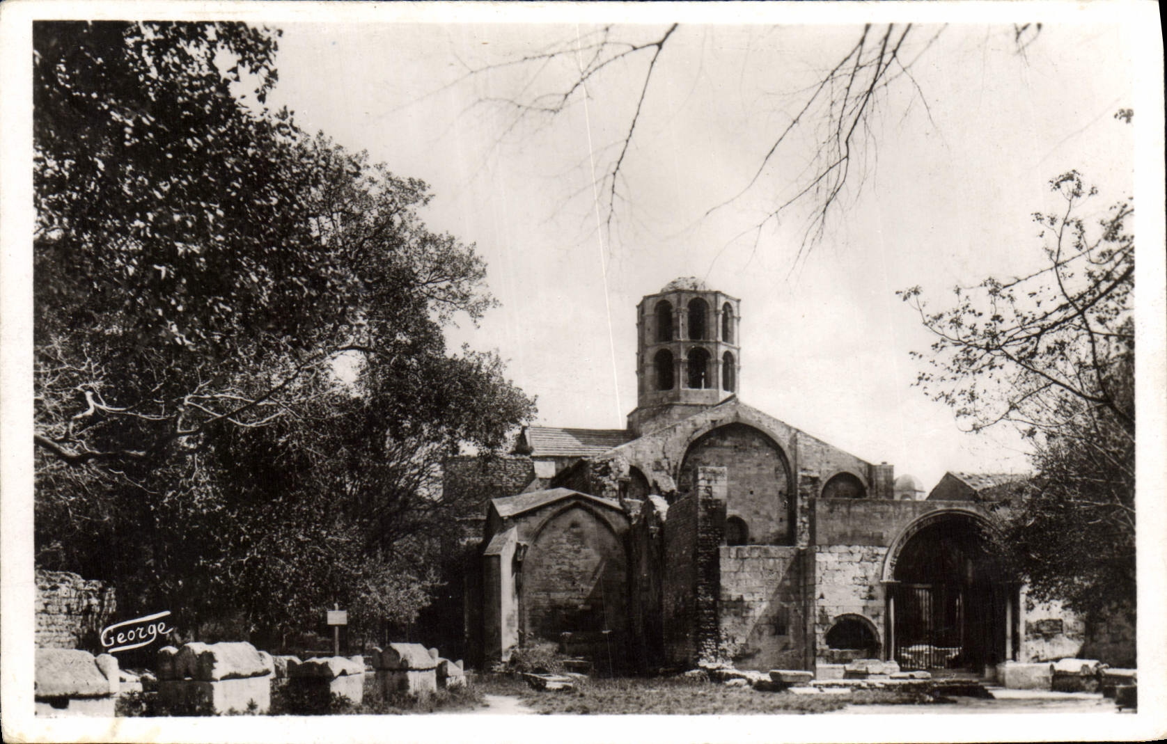 CPA Arles en Provence Chapelle St Honorat des Alyscamps