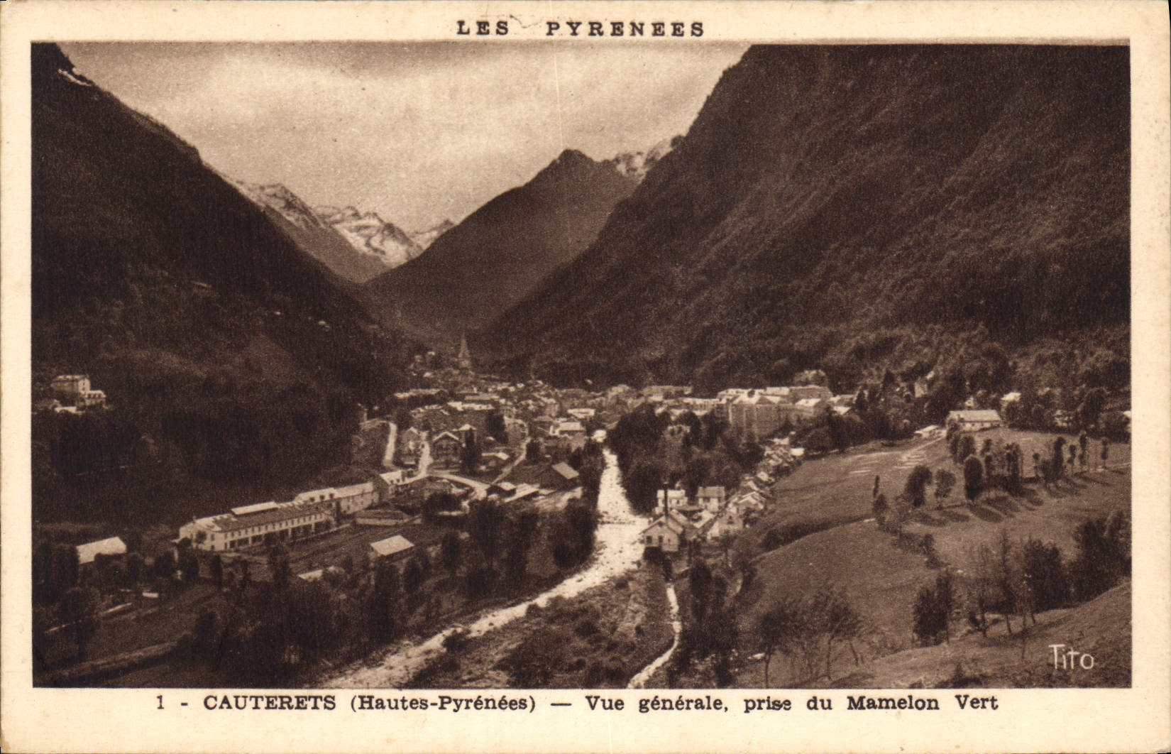 CPA Les Pyrenees Cauterets Hautes Pyrenees vue generale prise du Mamelon Vert 