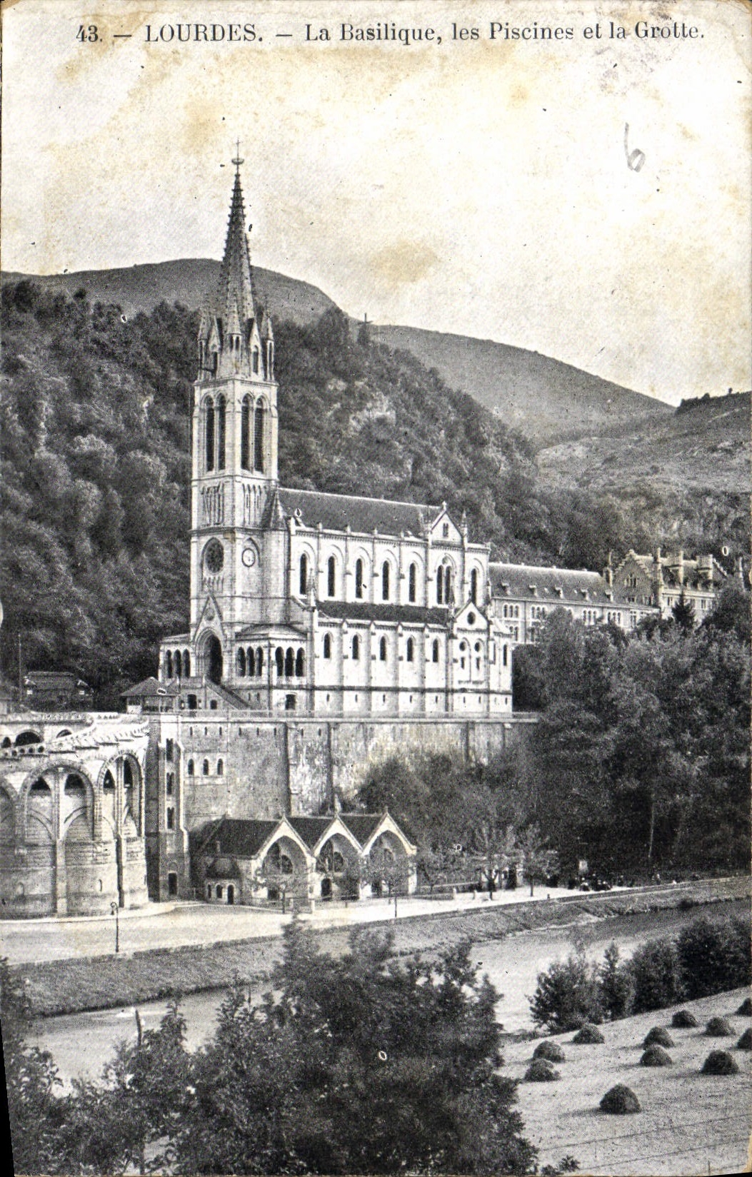 CPA Lourdes la Basilique les Piscines et la Grotte 