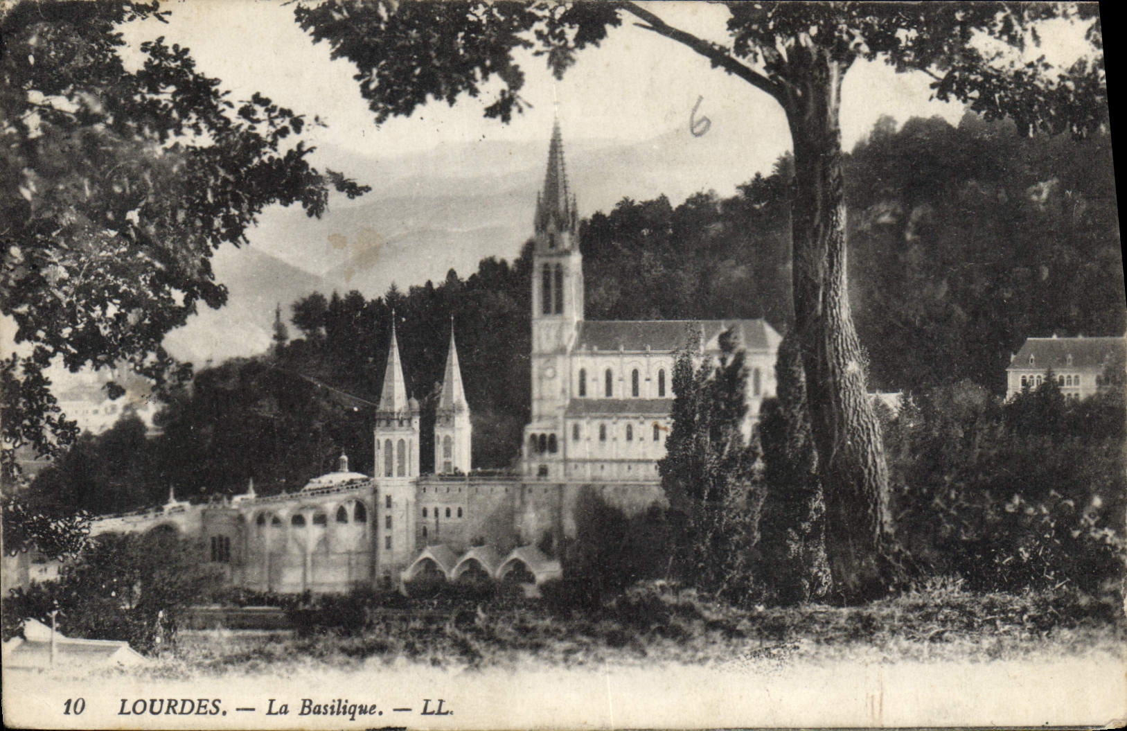 CPA Lourdes la Basilique 