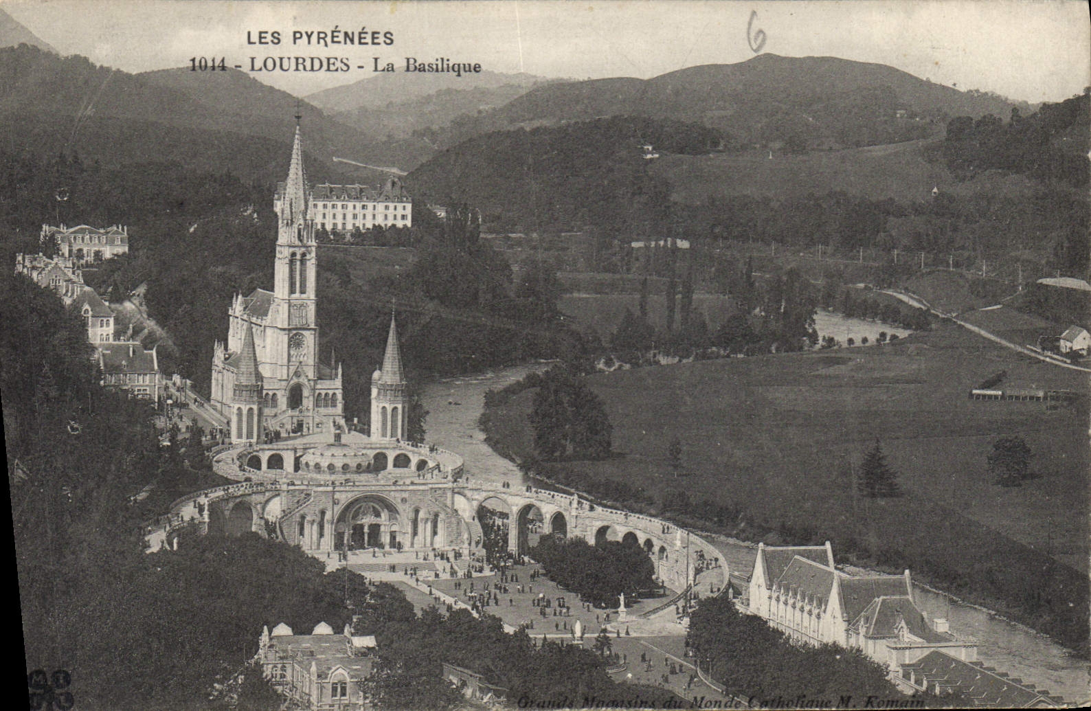 CPA Les Pyrenees Lourdes la Basilique 