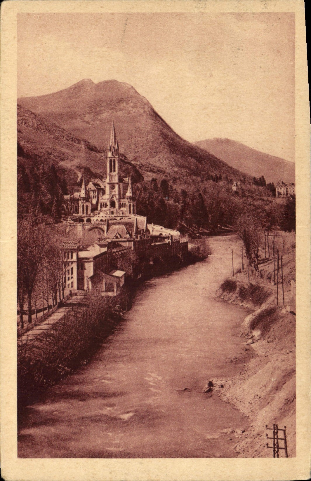 CPA Lourdes la Basilique et la Gave 