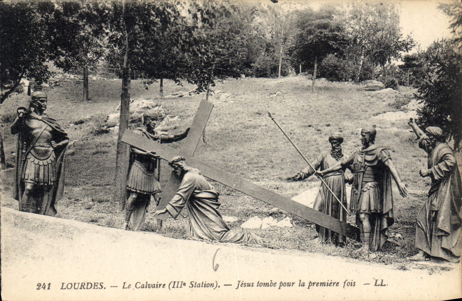 CPA Lourdes le Calvaire III station Juses tombe pour la premiere fois 