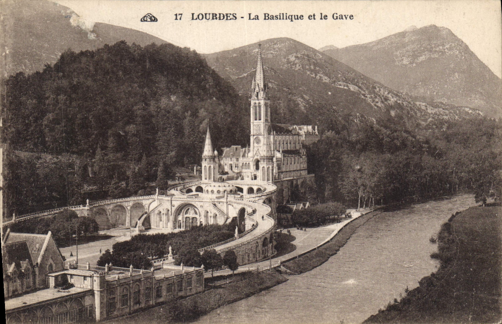 CPA Lourdes la Basilique et le Gave 
