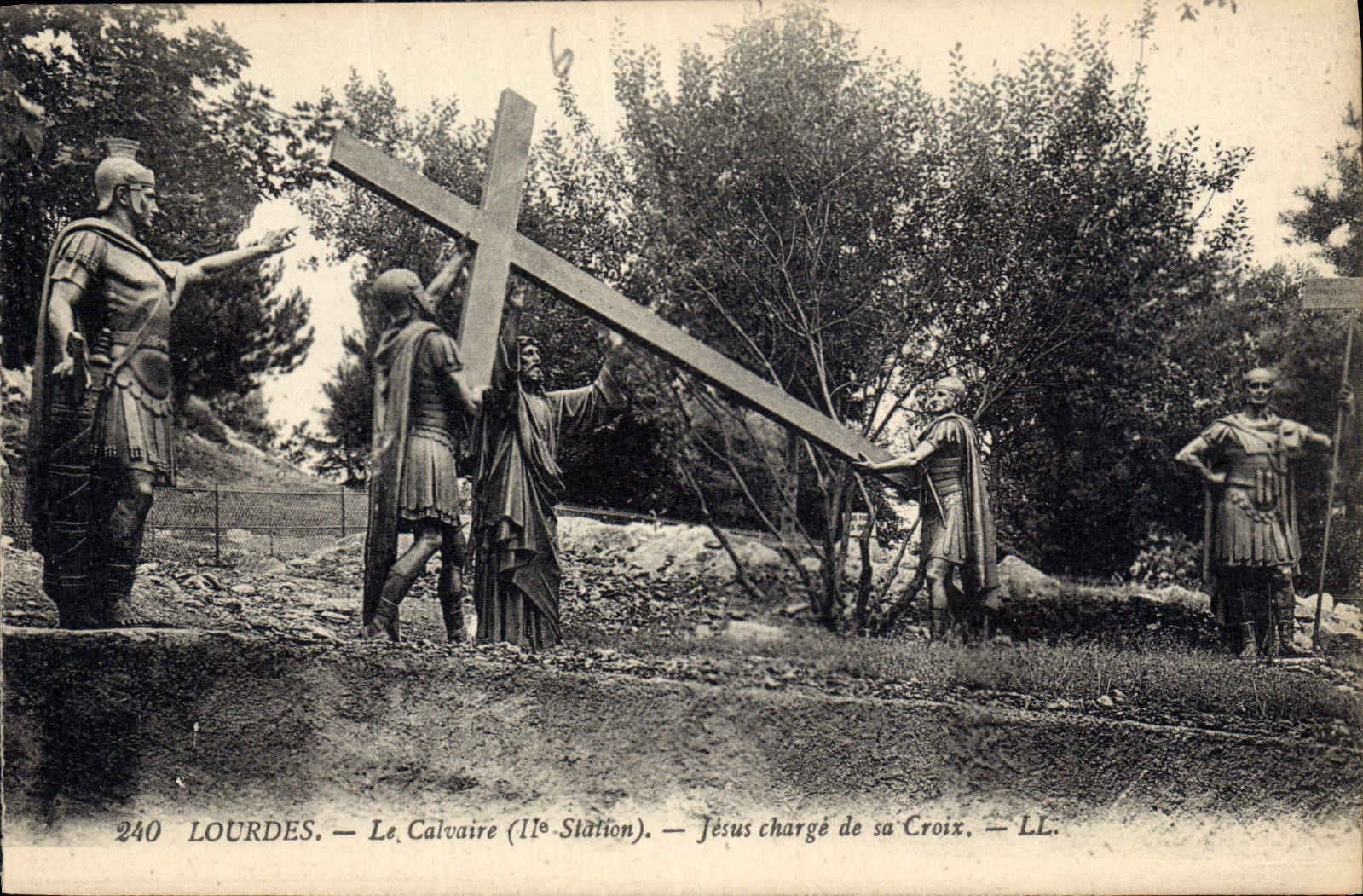 CPA Lourdes le Calvaire II station Jesus Charge de sa Croix 