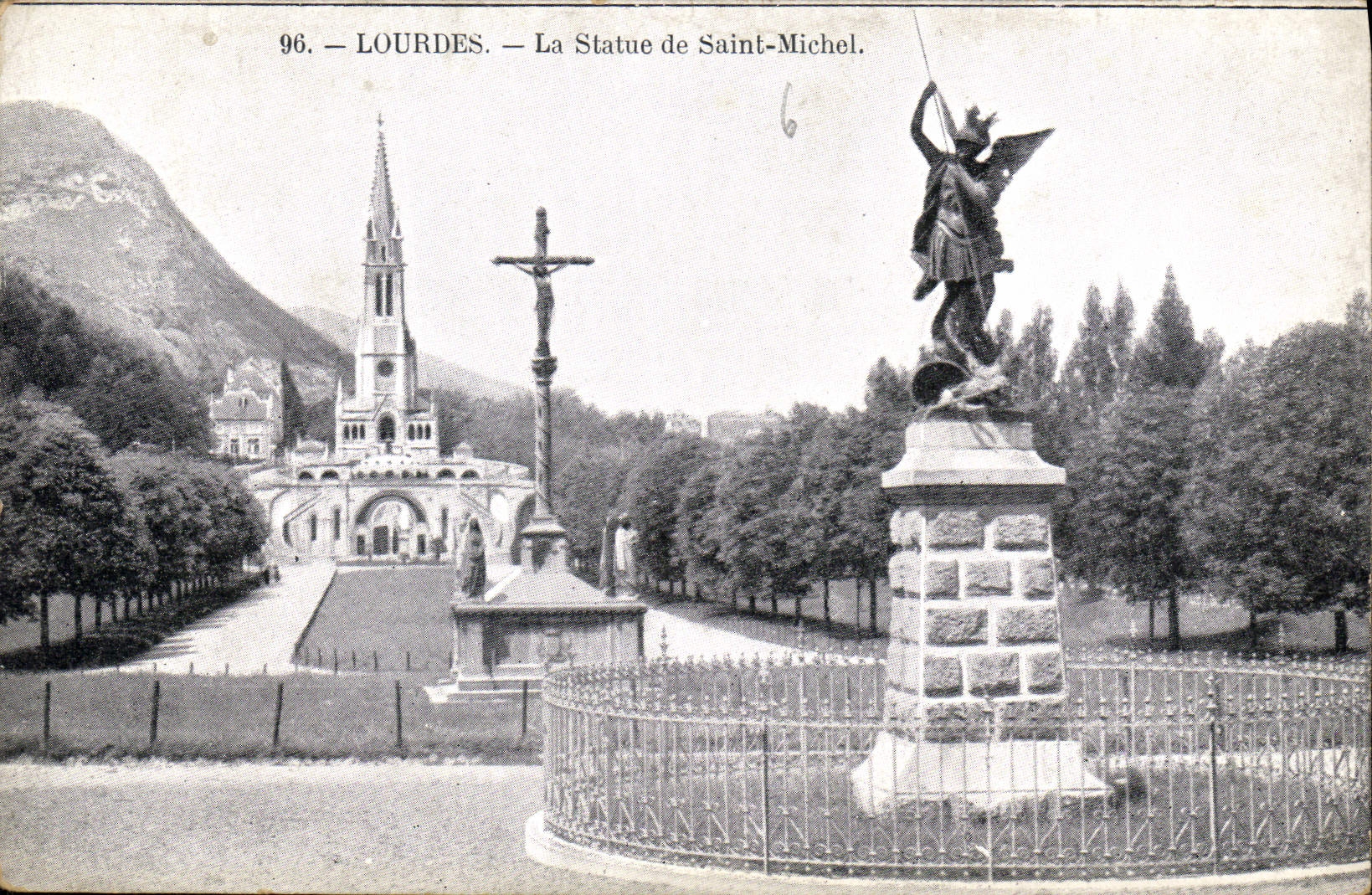 CPA Lourdes la Statue de Saint Michel 