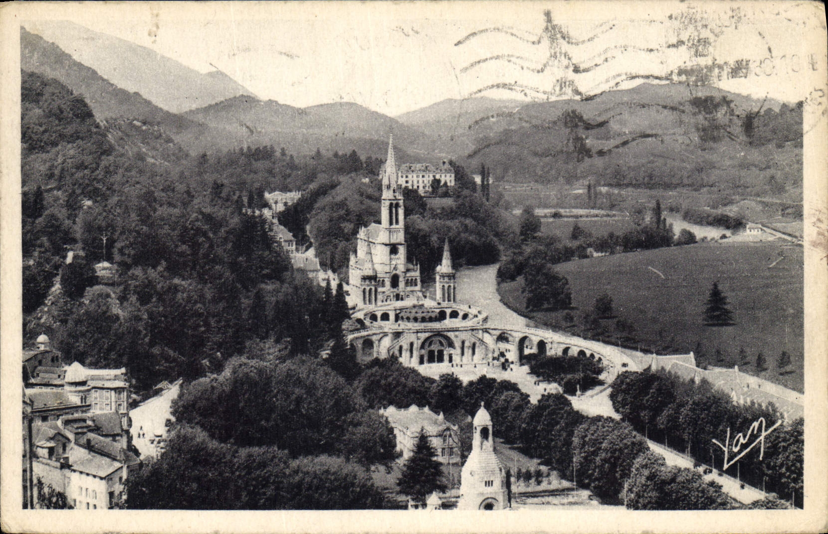 CPA Lourdes la Basilique vue du Chateau Fort 