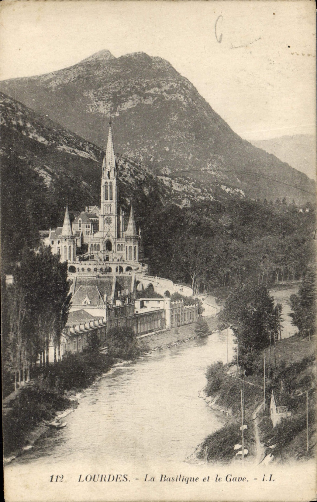 CPA Lourdes la Basilique et le Gave 