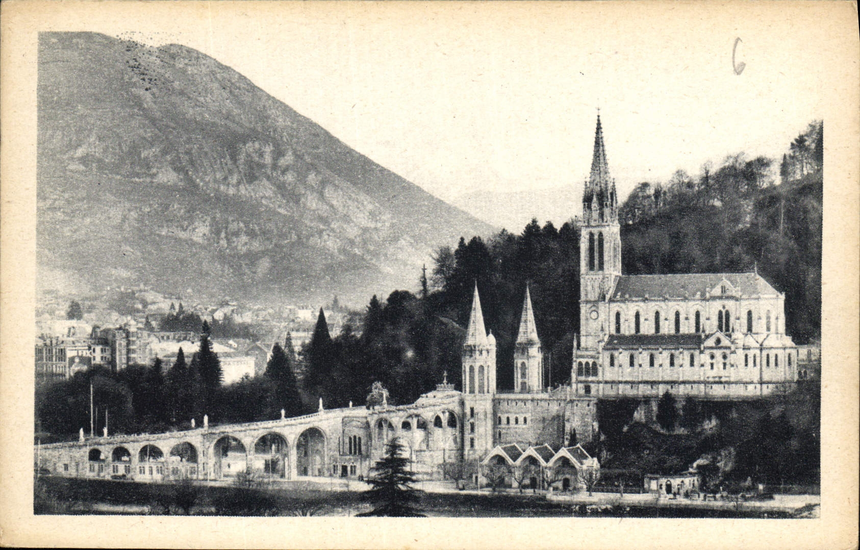 CPA Lourdes la Basilique et le Pic du Jer 