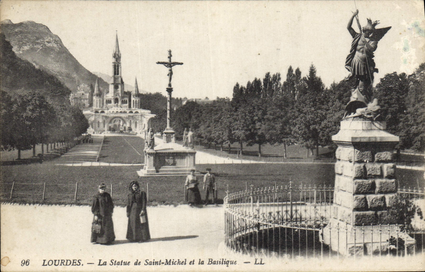 CPA Lourdes la statue de Saint Michel et la Basilique 