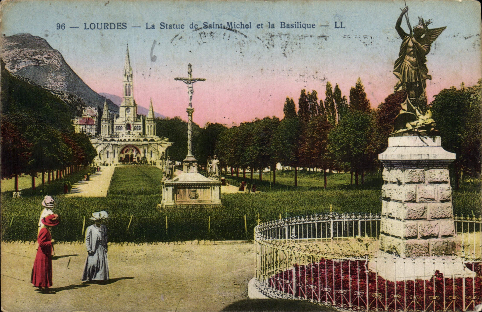 CPA Lourdes la Statue de Saint Michel et la Basilique 