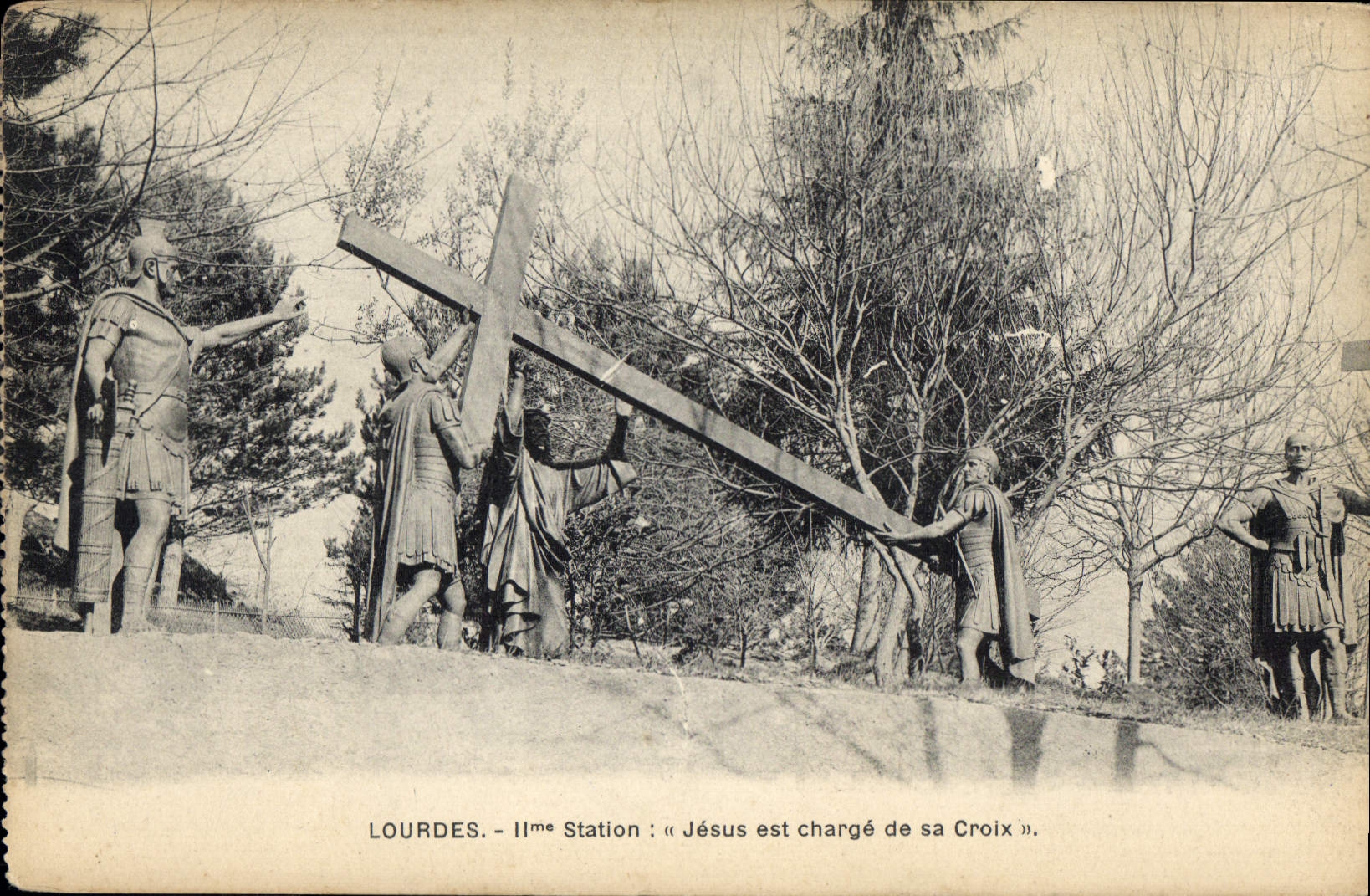 CPA Lourdes IIme Station Jesus est Charge de Sa Croix 