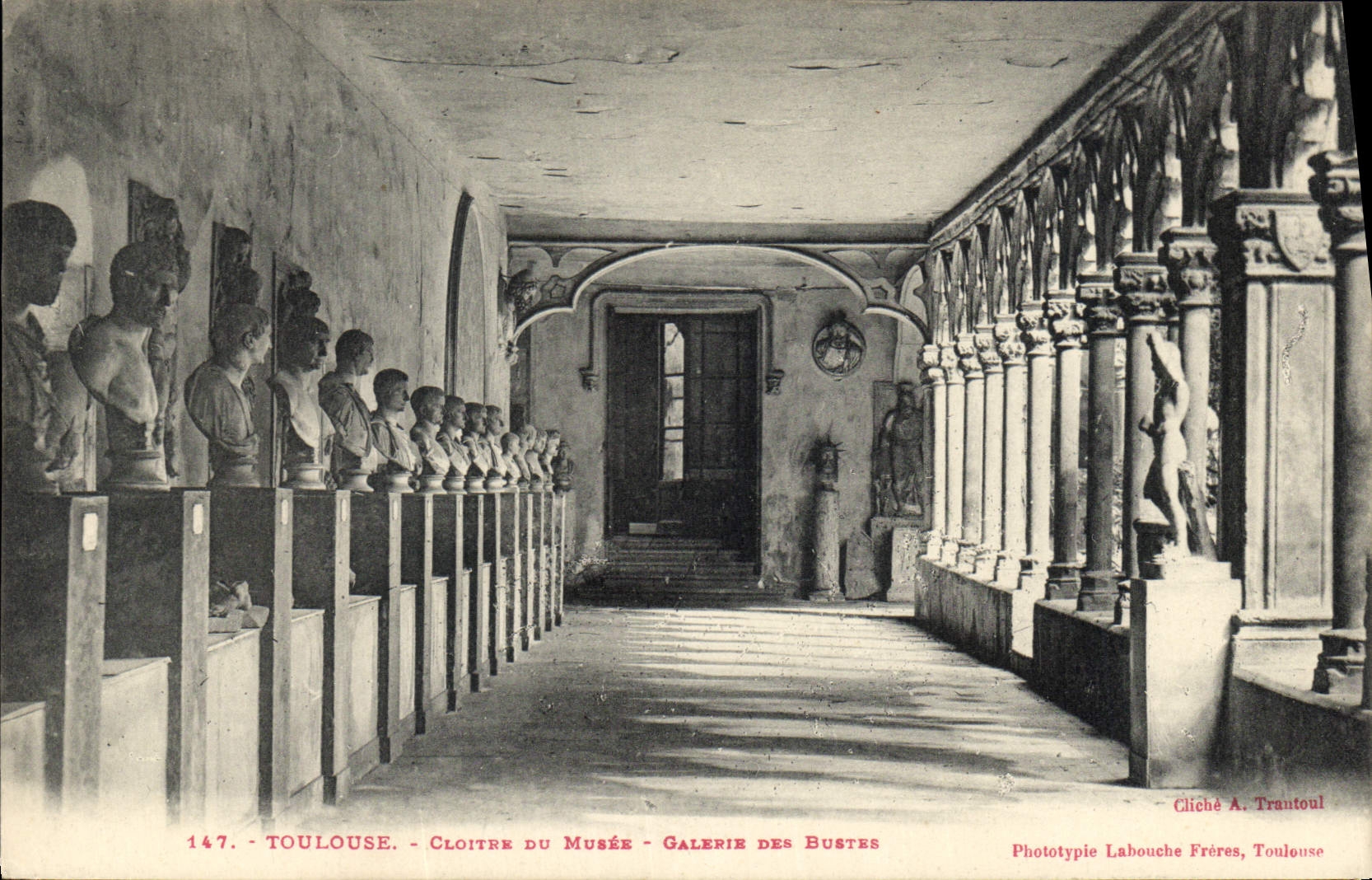 CPA Toulouse Cloitre du Musee Galerie des Bustes