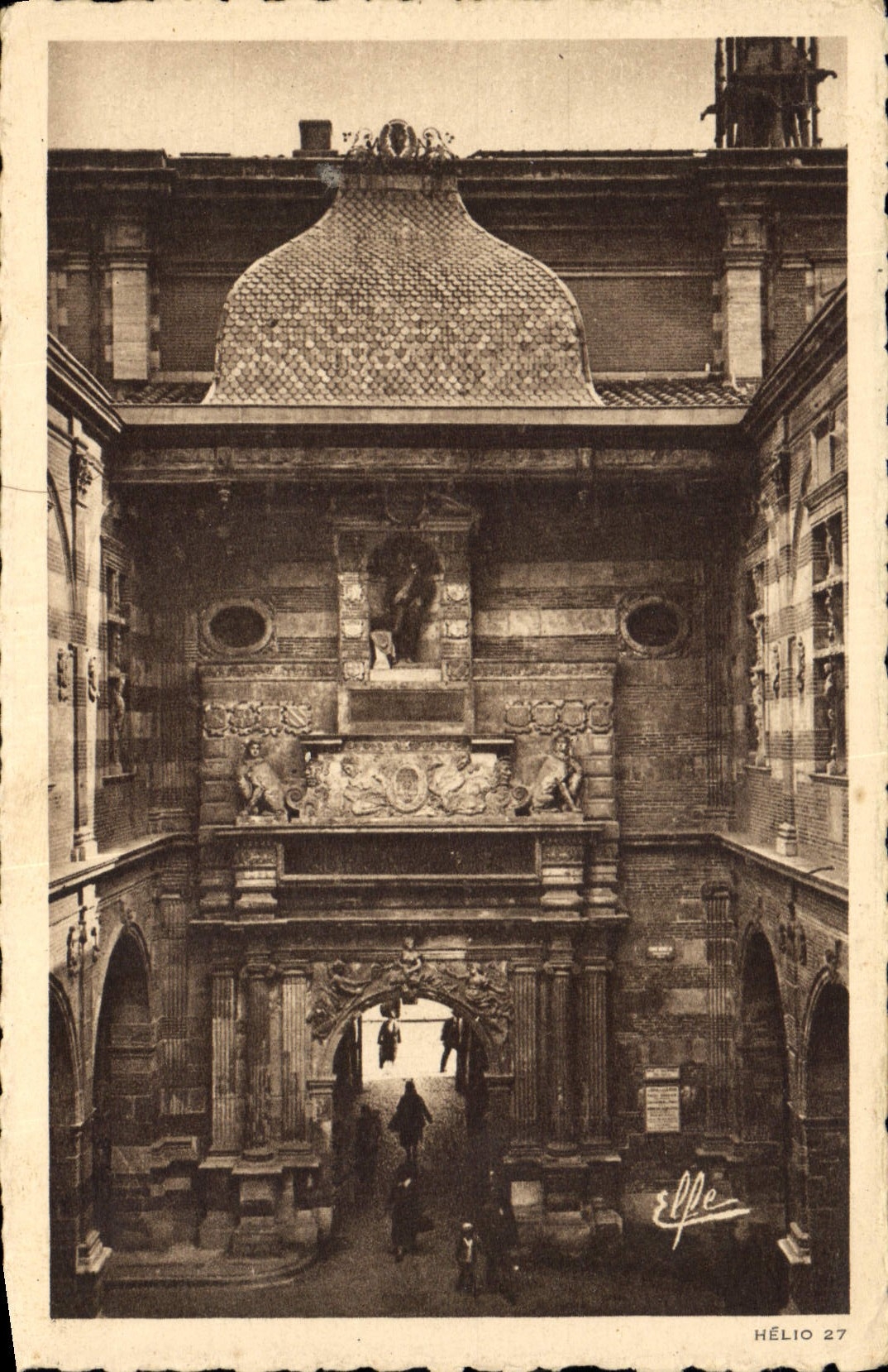 CPA Pyrenees Ocean Toulouse le Capitole Cour Henri IV Debut du XVII siecle 