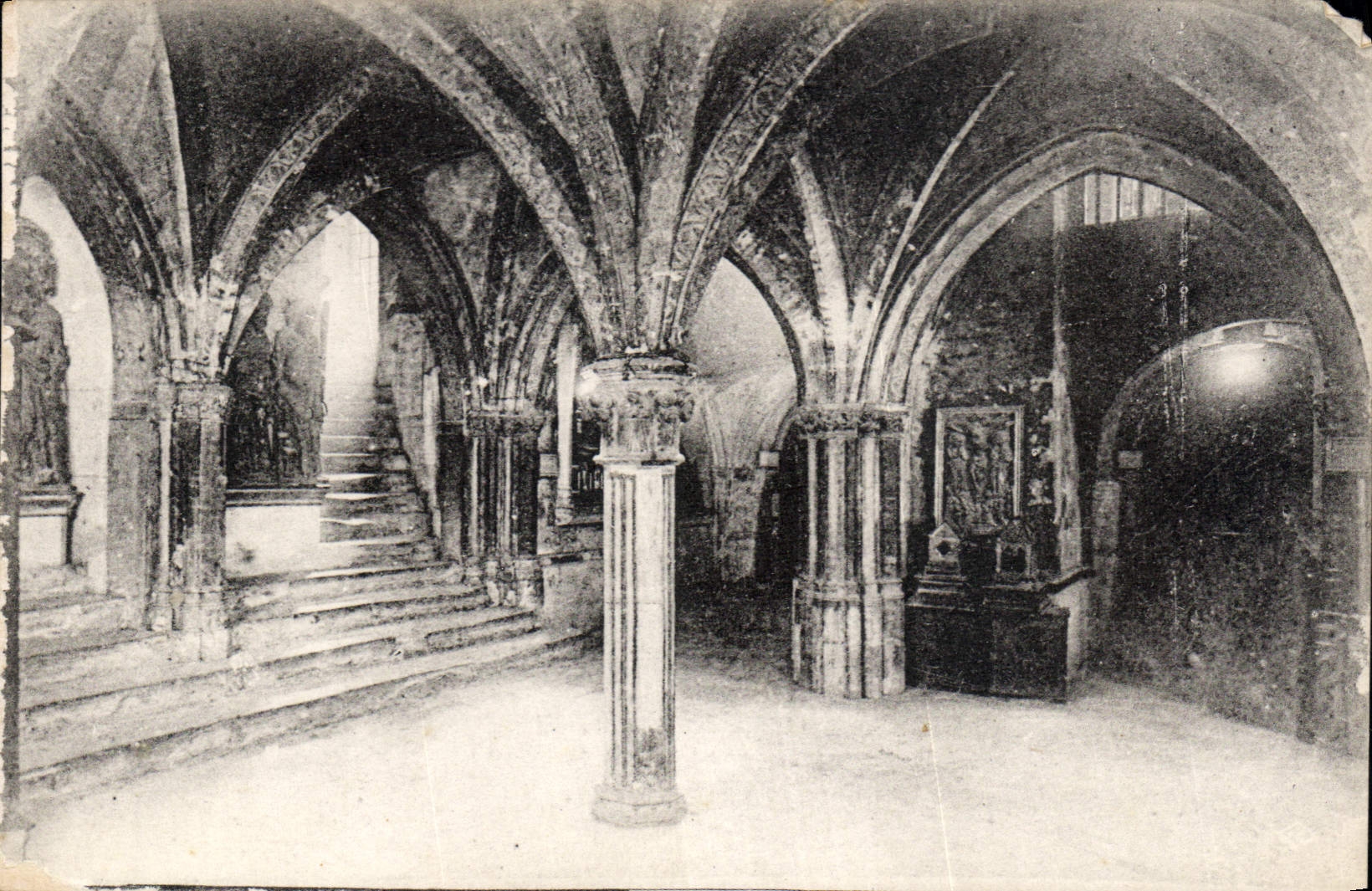 CPA Insigne Basilique St Sernin de Toulouse Crypte des Corps Saints 