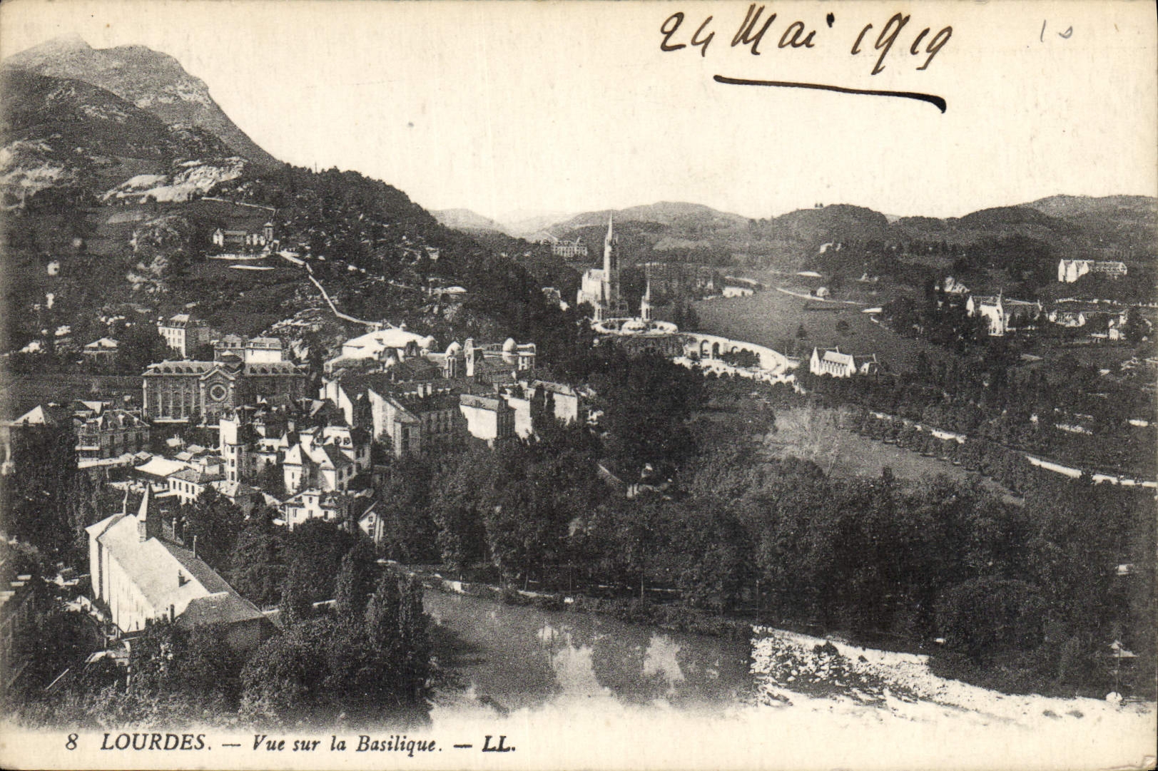 CPA Lourdes vue sur la Basilique 