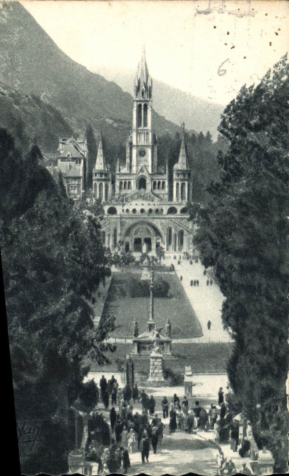 CPA Lourdes la Basilique et l'esplanade des Processions 