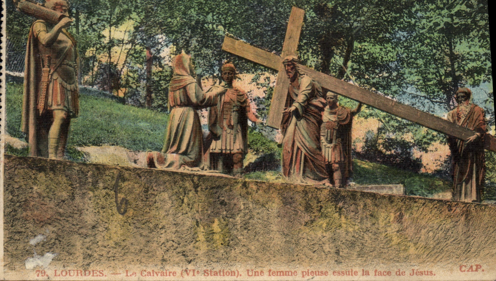 CPA Lourdes le Calvaire VI station une femme pieuse essuie la face de Jesus