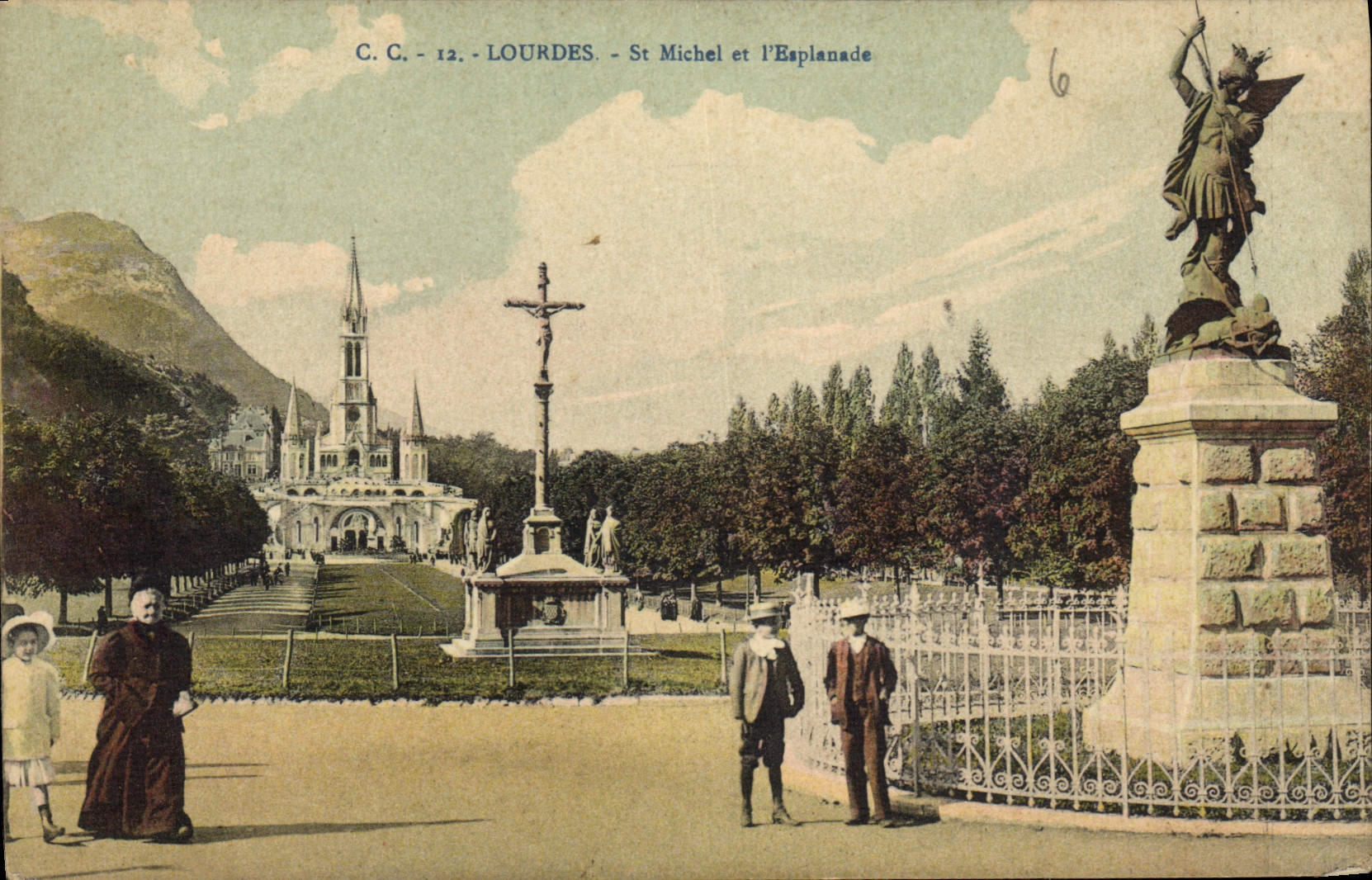 CPA Lourdes St Michel et l'Esplanade 